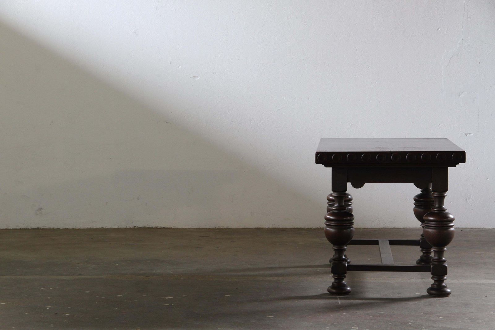Vintage Renaissance Revival Donkereiken Salontafel, Begin 20e Eeuw. photo vintage