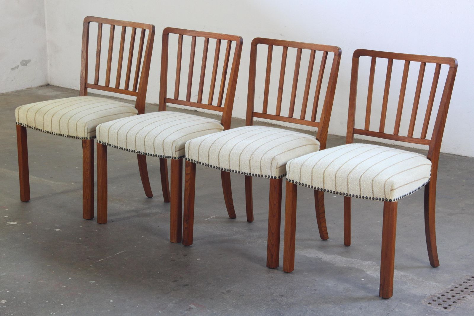 photo vintage Vintage Deense Mid Century Modern Eetkamerstoelen, Ca. Jaren 1940, In De Stijl Van Fritz Hansen