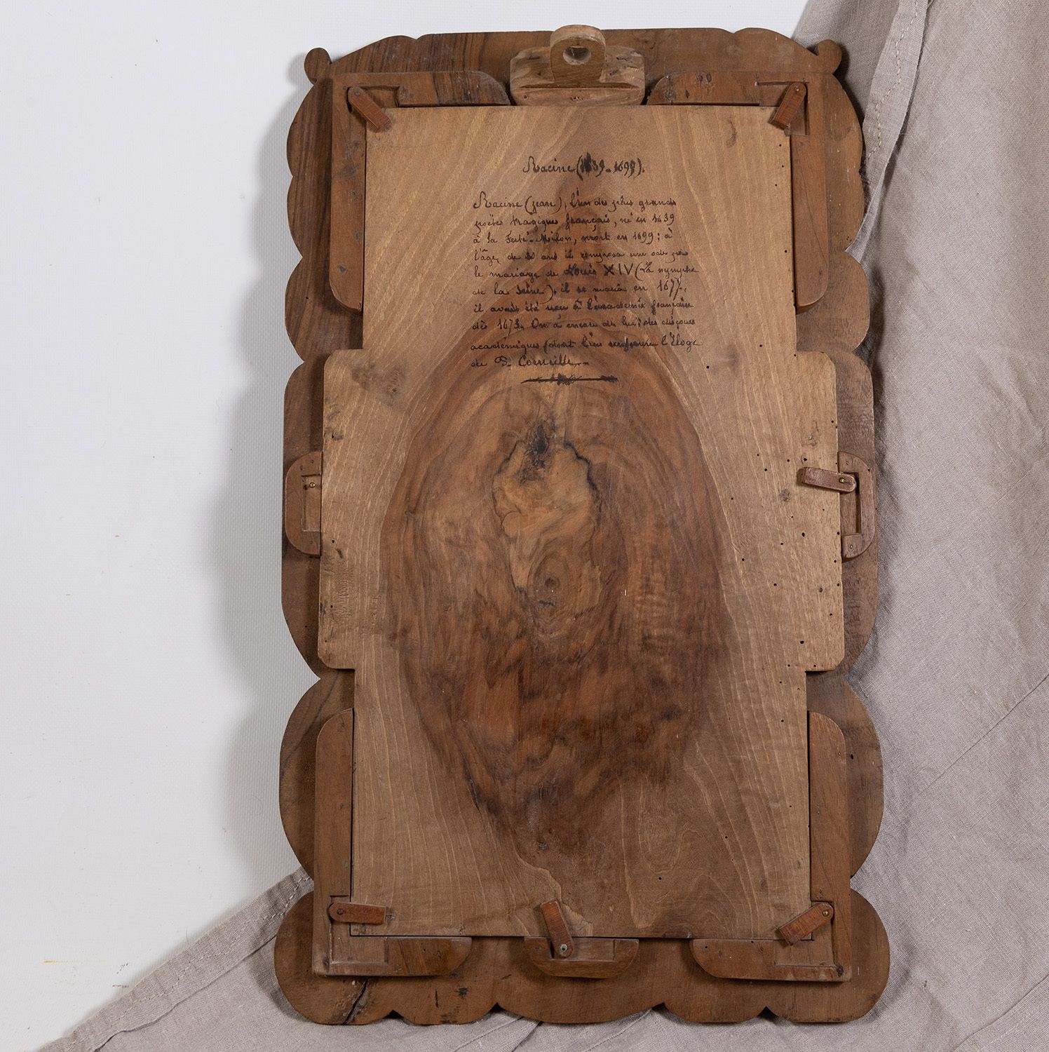 Panneau en relief français en noyer sculpté à la main représentant le dramaturge Jean Racine (1639-1699), signé et daté 1889 photo vintage