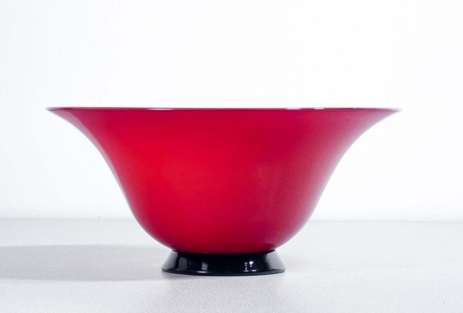 Vaso, Coppa In Vetro Soffiato Opalino Venini, Versione Rossa. Italia, 2006 photo 574.0
