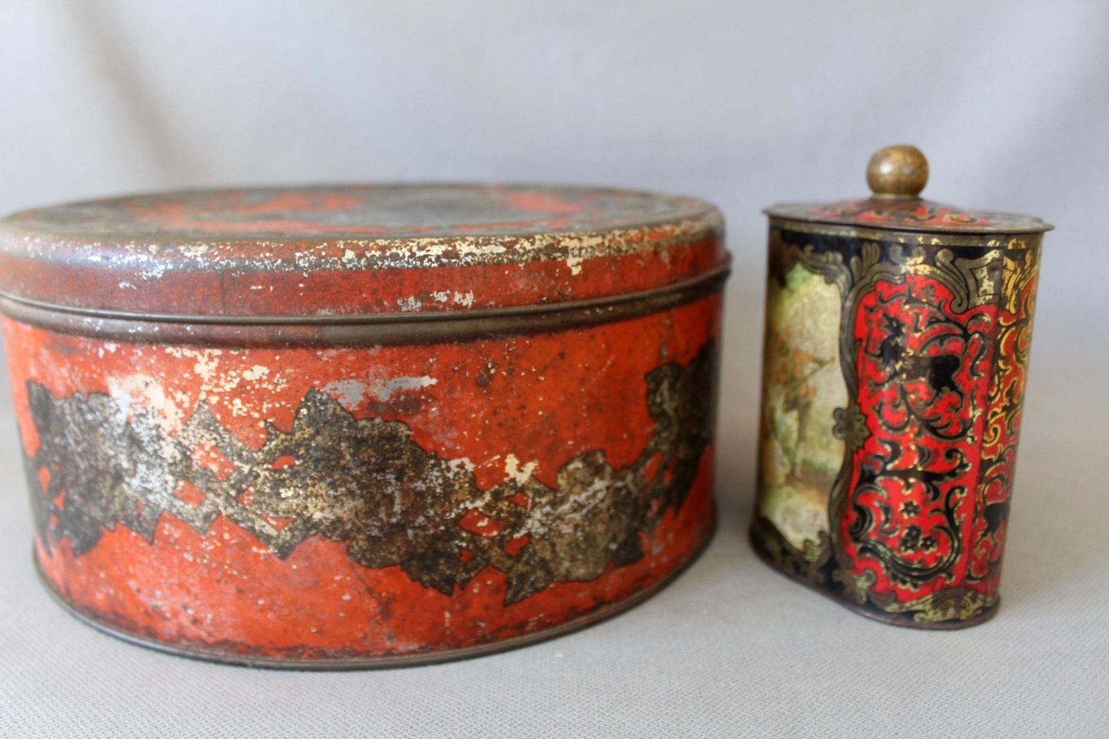 photo vinterior Deux boîtes en métal, l'une très grande, ronde, Art Nouveau, d'époque, Belgique, l'autre vintage, Allemagne de l'Ouest, rouge, gaufrée