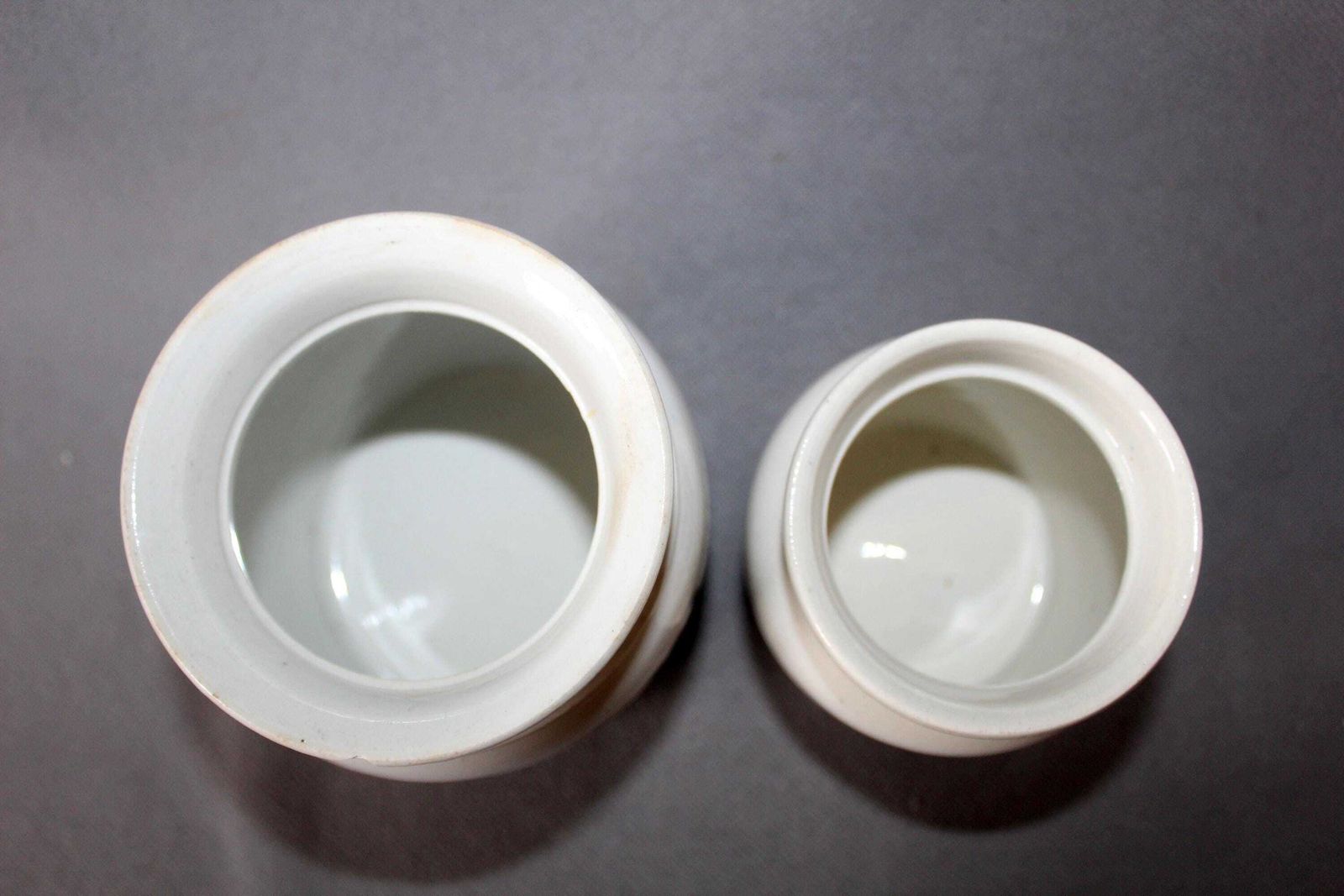Woonaccessoires Set van 2 antieke Edwardiaanse gestreepte witte ironstone keramische voorraadpotten, Engeland – Baking Powder, Sultanas – George Jones And Sons, Staffordshire photo