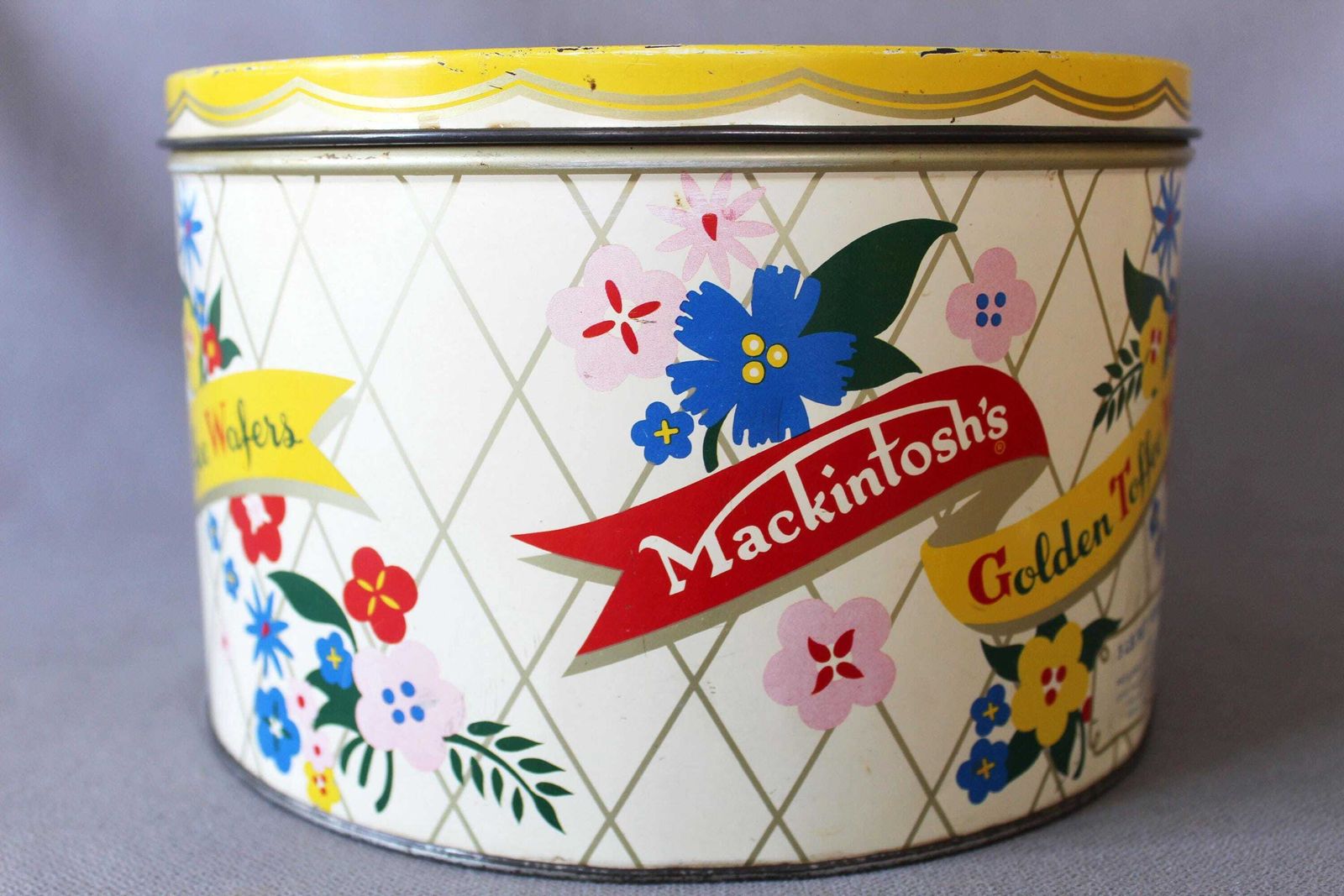 Boîte ronde en métal vintage Mackintosh Golden Toffee Wafers, années 1960, 5 lb, motif Flower Power mid-century, jaune vif, Angleterre photo vintage