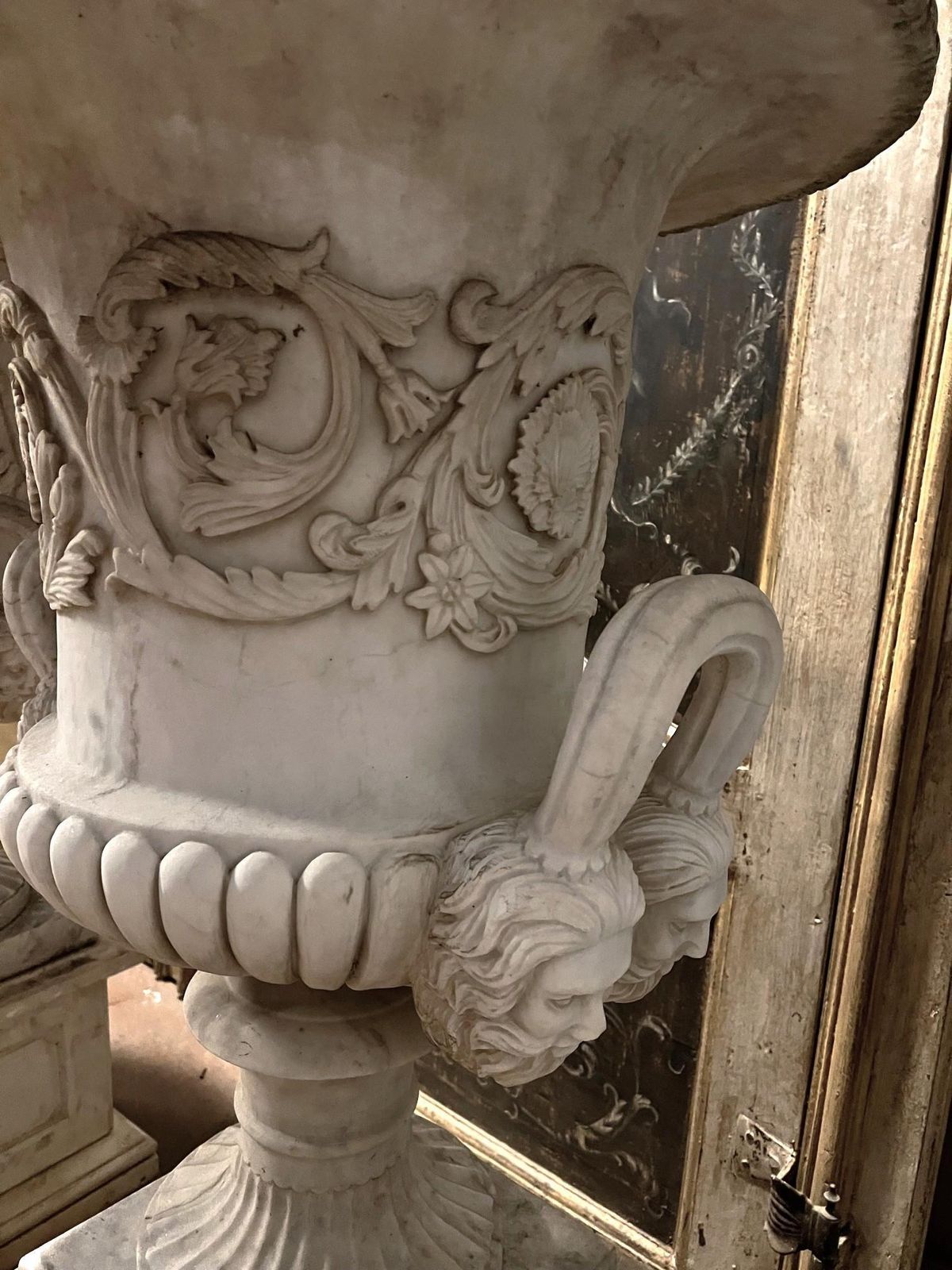 photo vintage Pair Of Vases In Carrara Marble, Italy