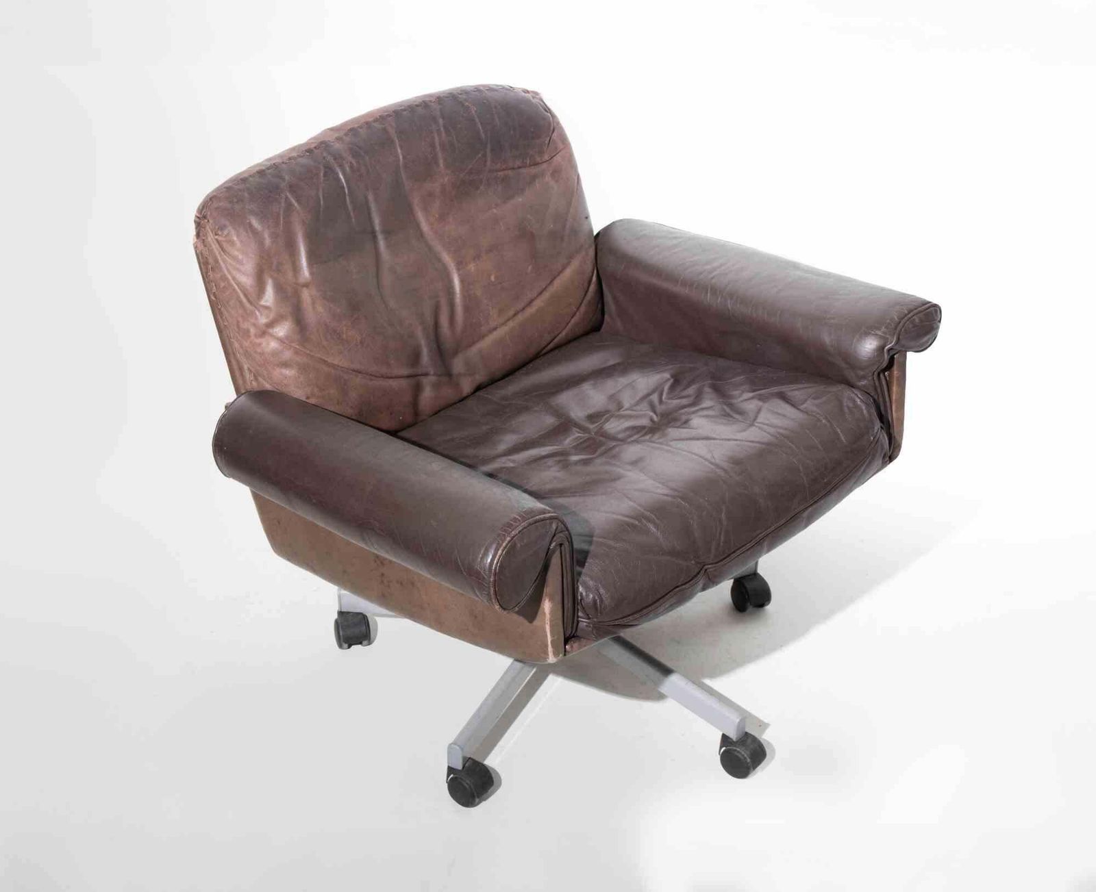 photo furniture Mid Century Modern Swivel Lounge Chair, 1960s