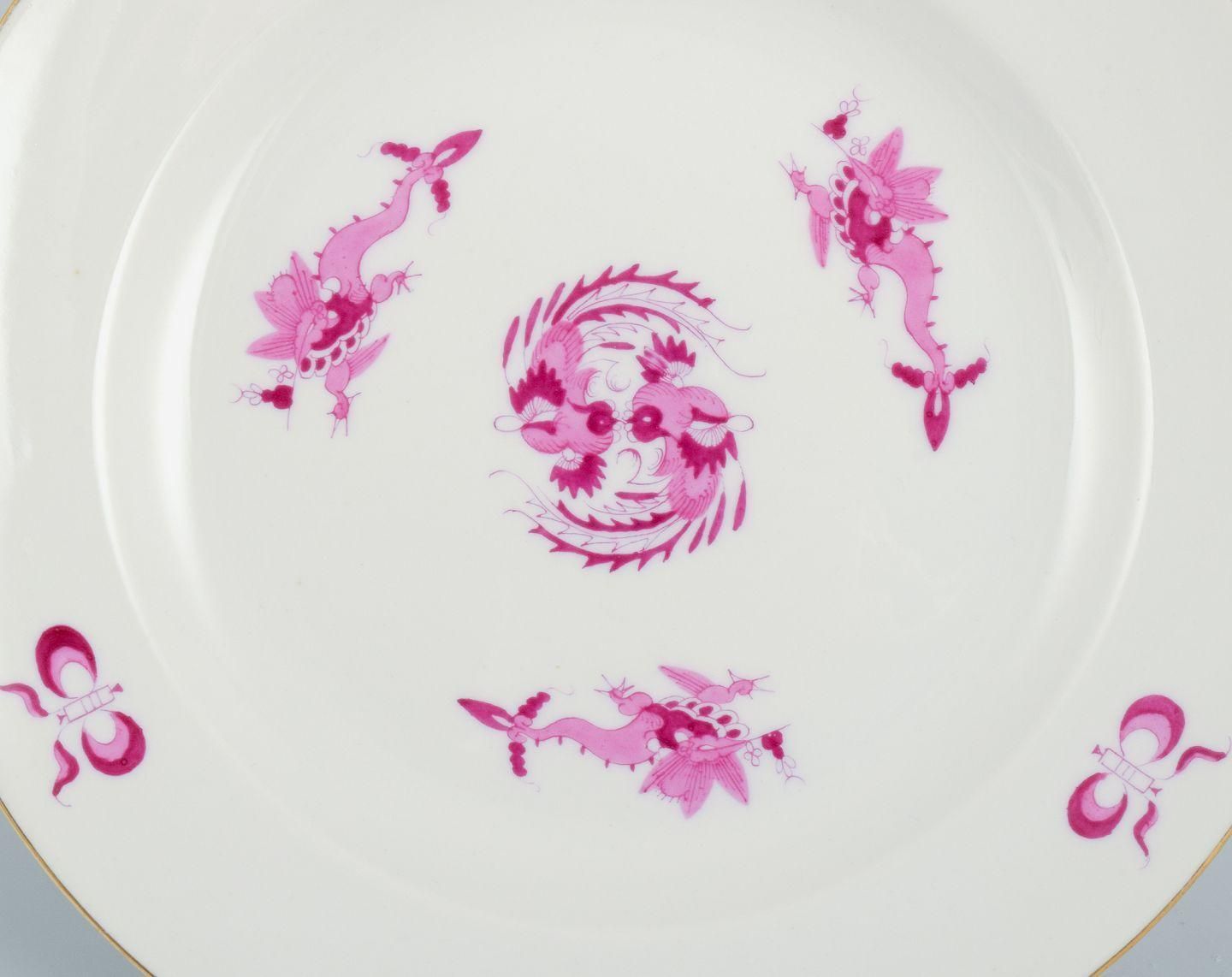 Meissen, Allemagne. Rich Court Dragon. Service de six assiettes en violet, vers 1920 photo for sale