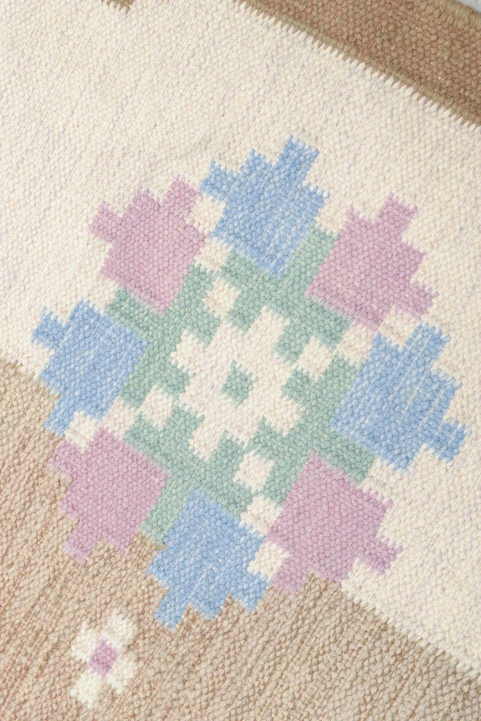 Tapis rölakan en laine à motif géométrique, designer textile suédois. photo for sale