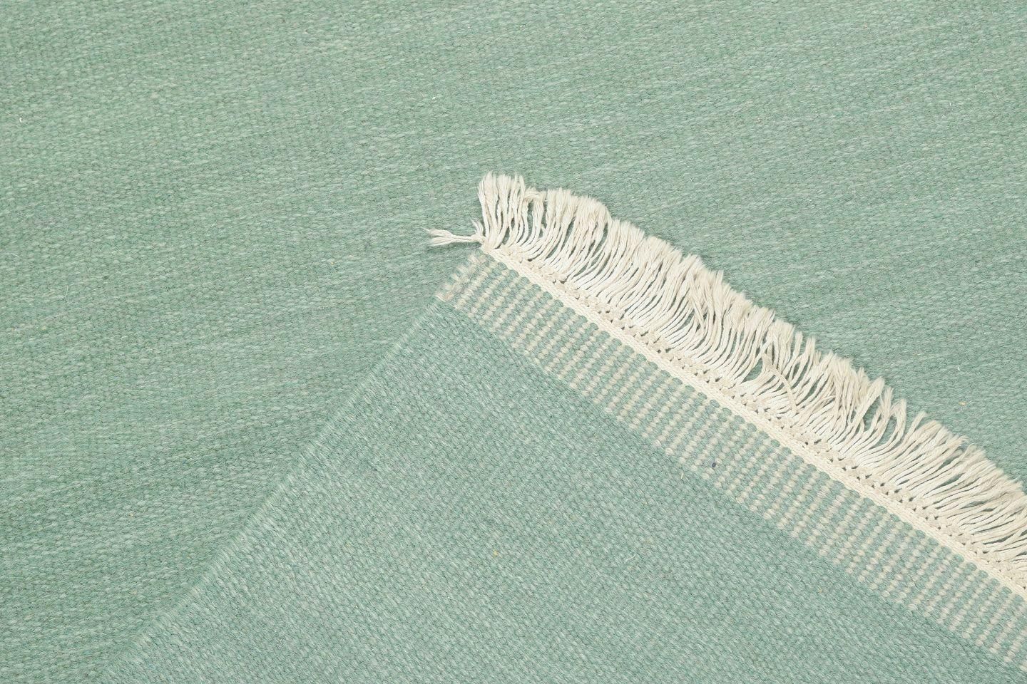 Tapis rölakan en laine vert sourd, par un designer textile suédois photo 267.0