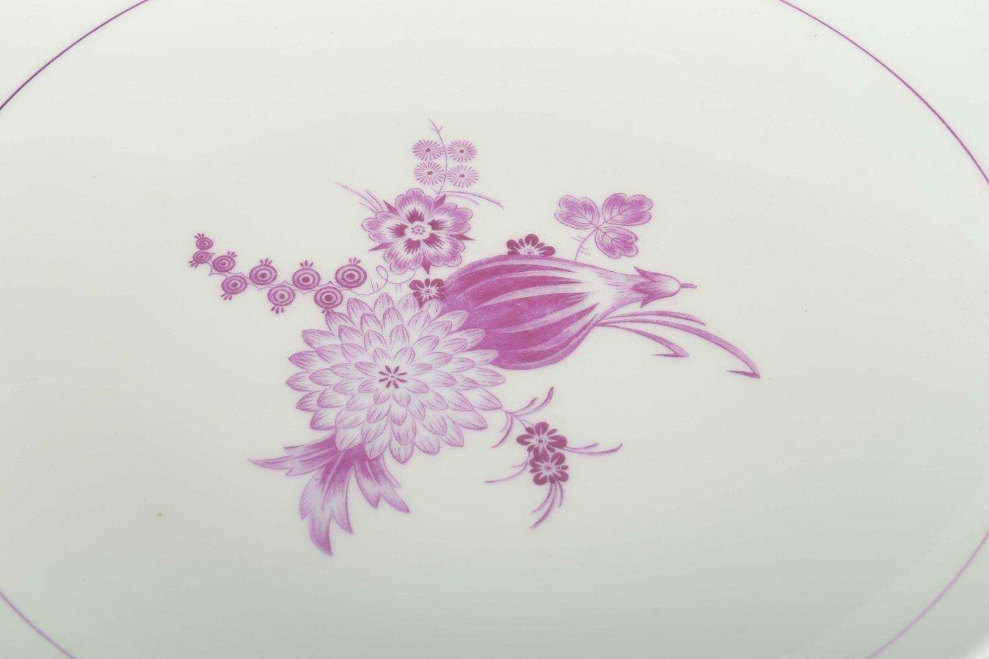 Meissen, Allemagne. Coupe ronde en porcelaine à motif floral lilas. Années 1930 photo for sale