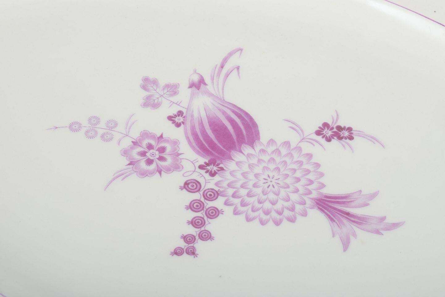 Meissen, Allemagne. Grand plat de service ovale en porcelaine à motif floral lilas. photo for sale