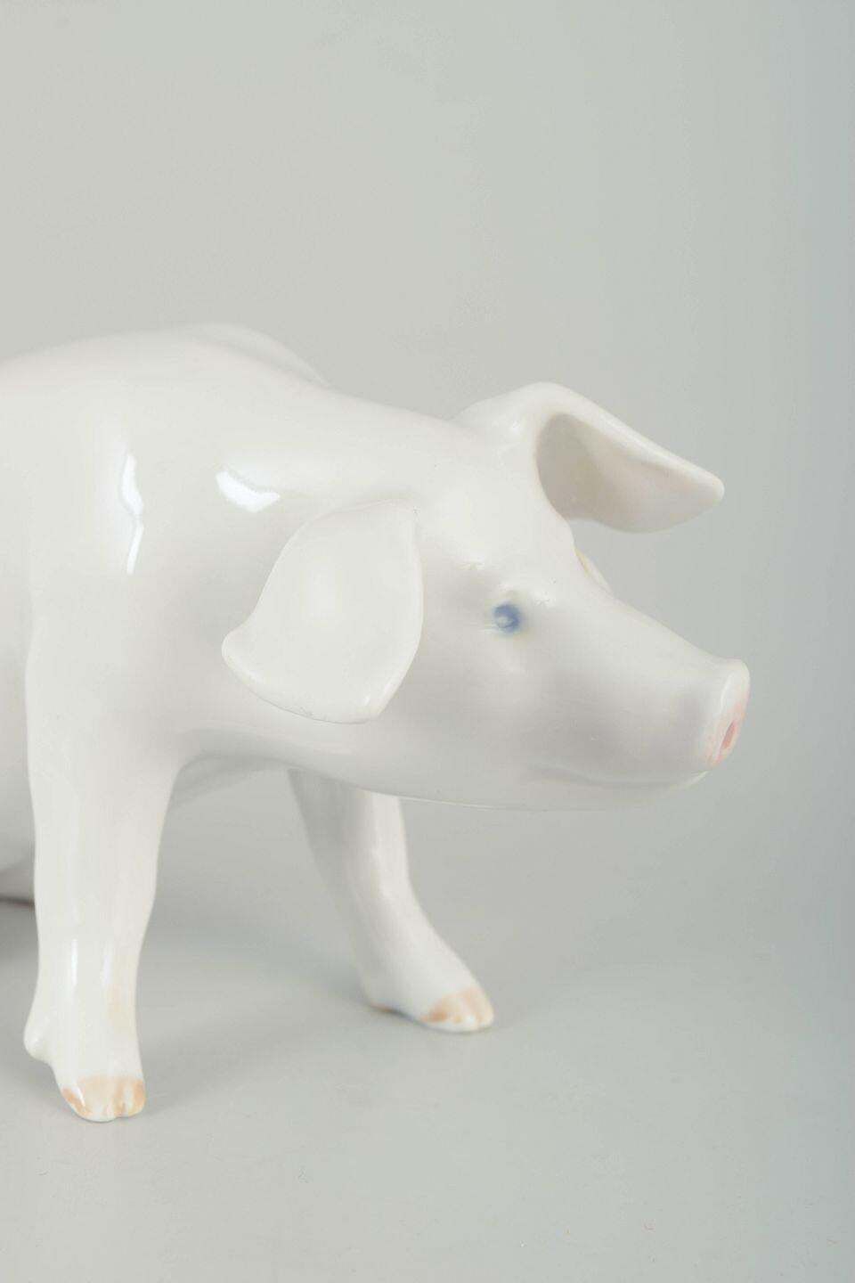 Royal Copenhagen. Figure naturaliste de cochon en porcelaine blanche émaillée. Années 1910. photo for sale