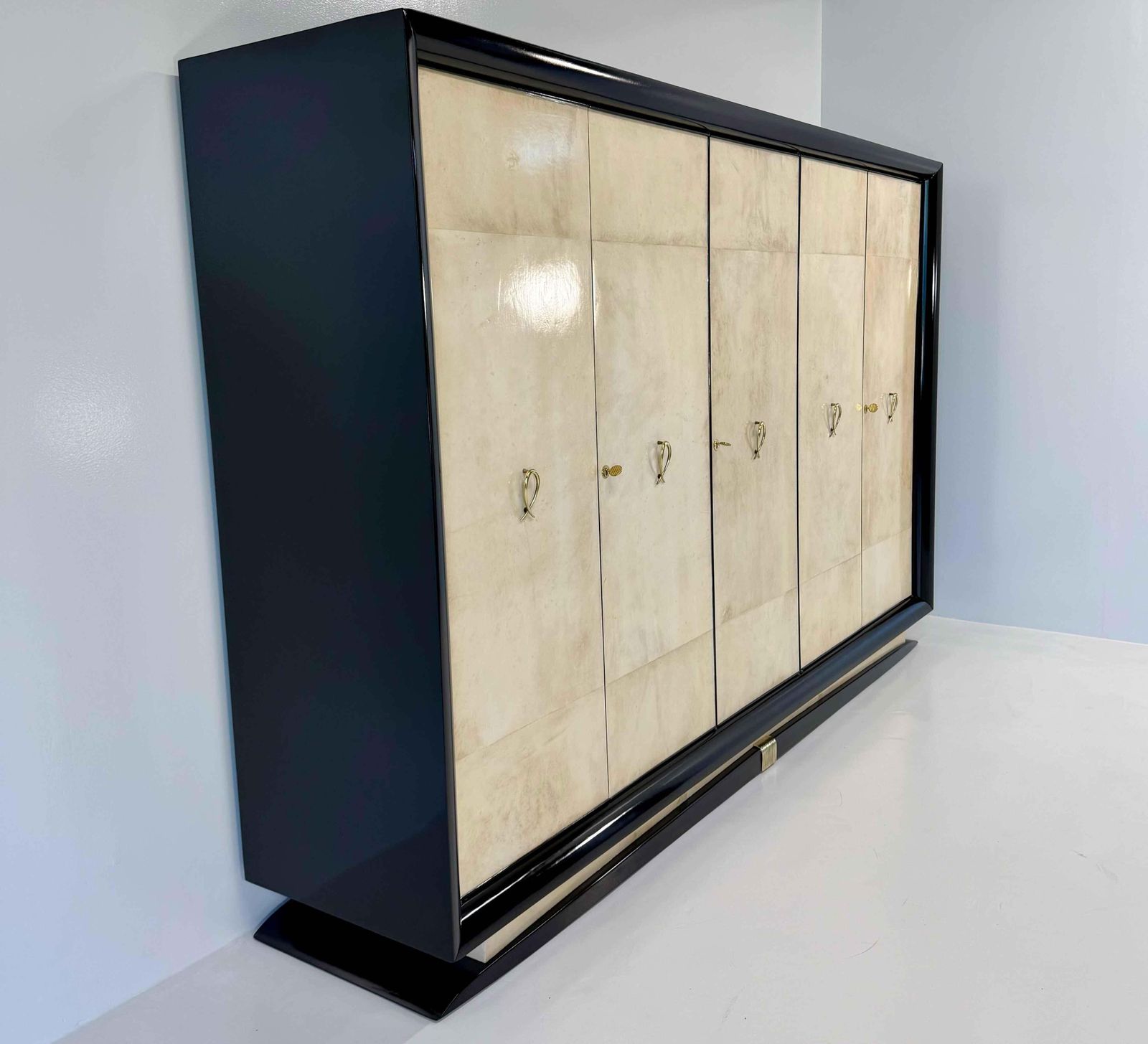 Italian Art Deco Wardrobe Attr. To Osvaldo Borsani In Parchment, 1940s photo vinterior