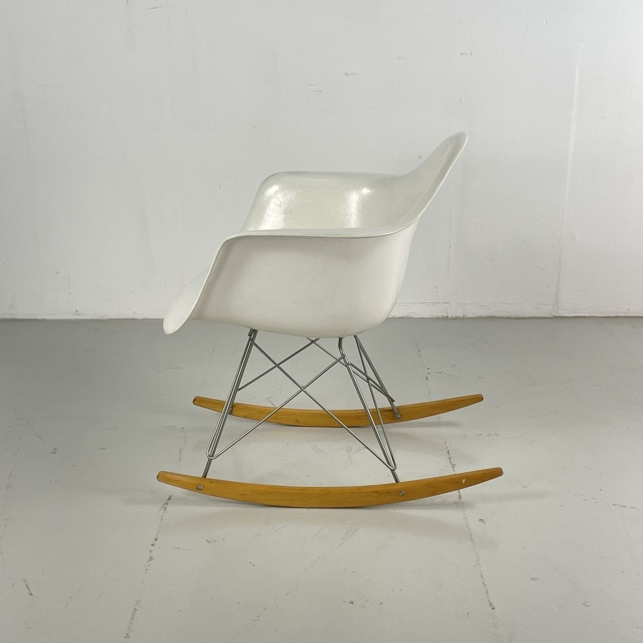 Eames Herman Miller 1950s Rar Rocking Chair In White photo vinterior