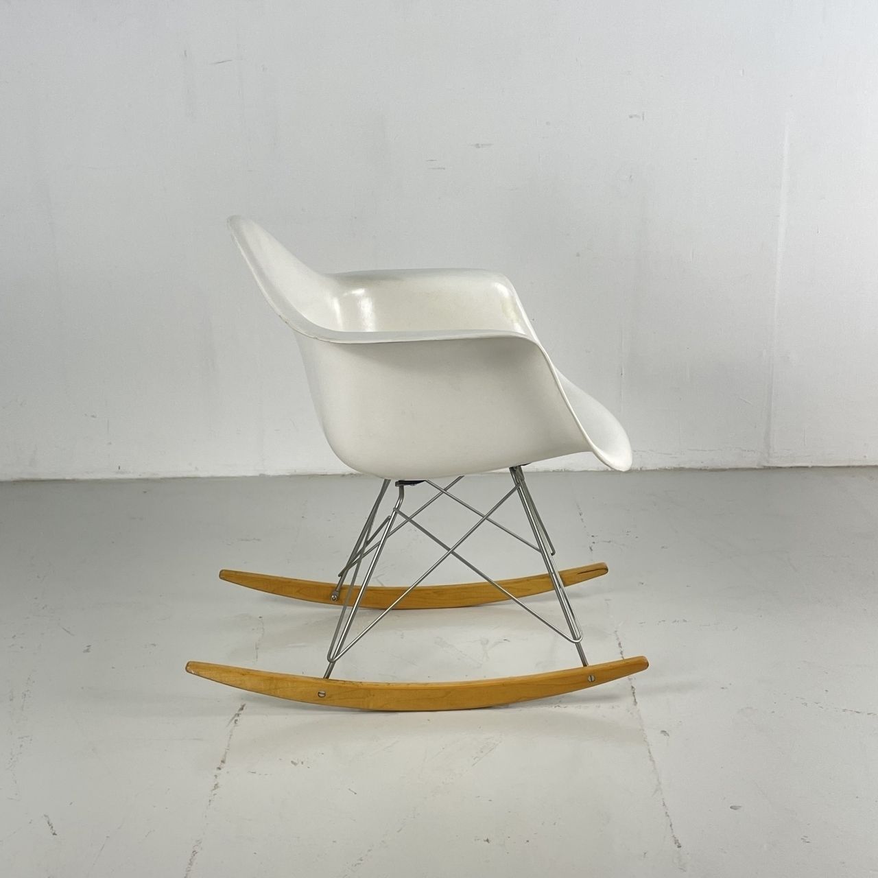 Eames Herman Miller 1950s Rar Rocking Chair In White photo vintage