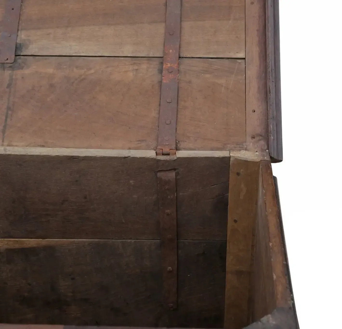 photo furniture Antique Large 18th Century European Oak Coffer / Mule Chest – Fine Quality