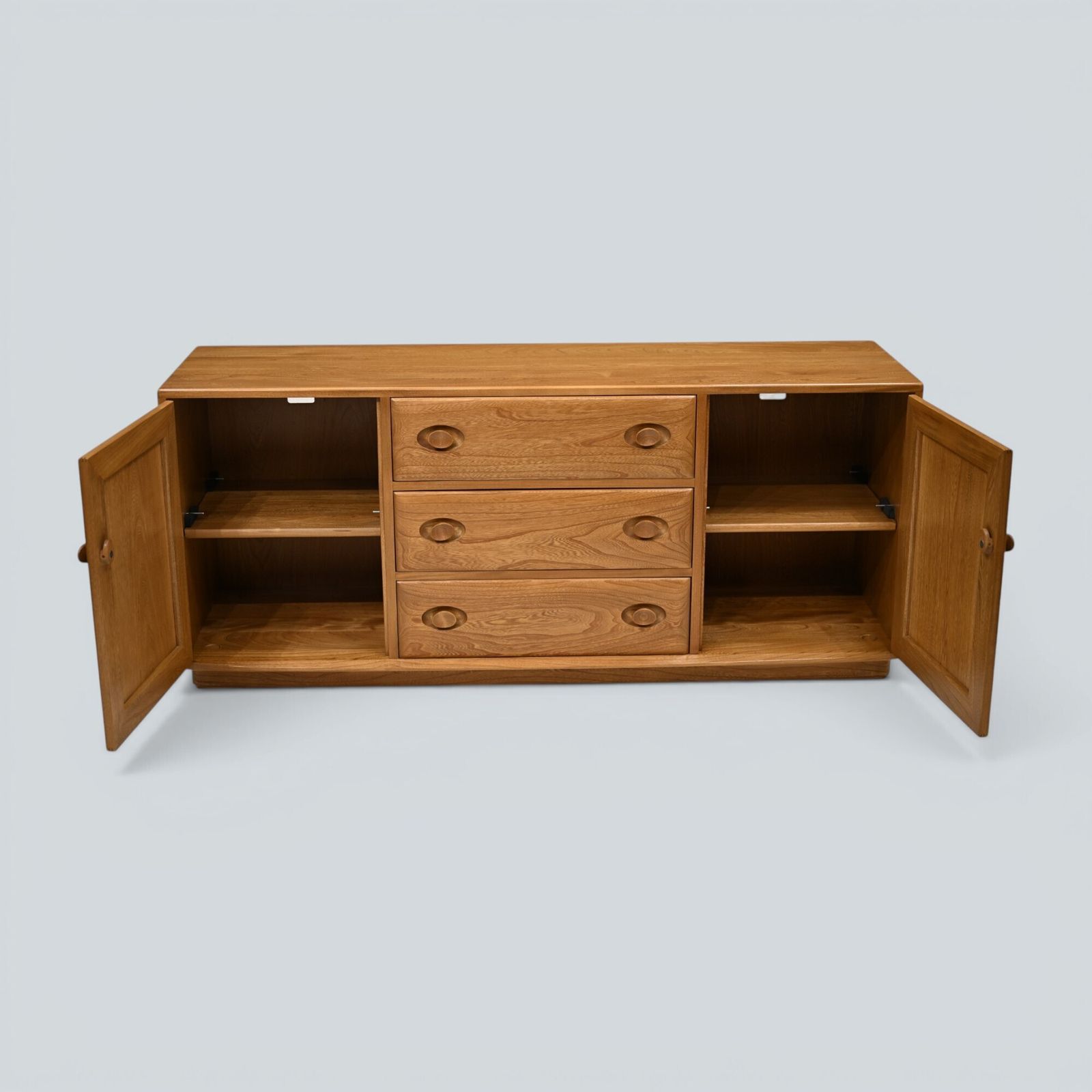 photo furniture Ercol Windsor Sideboard Model Number 1072 Light Finish Vintage Free Uk Delivery*