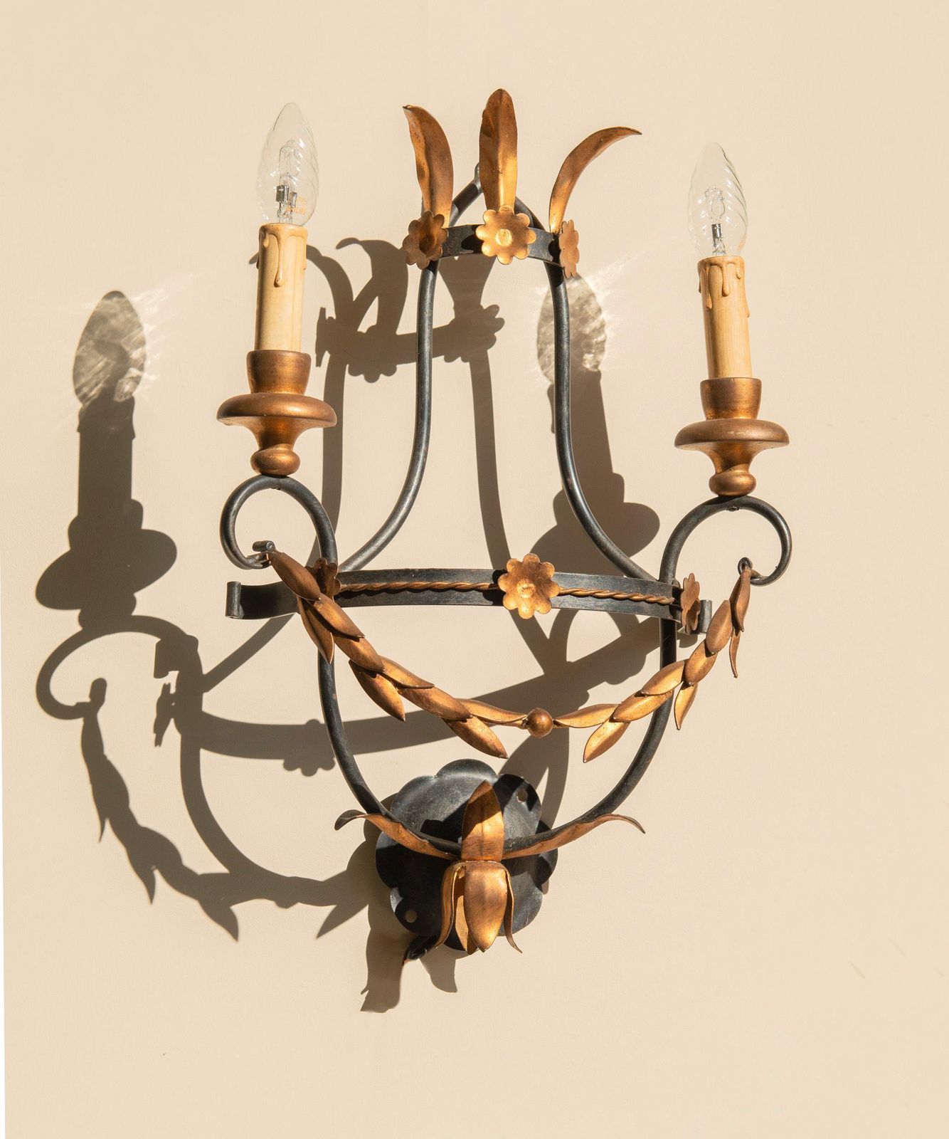 Florentine Wall Sconce 1960s   Vintage Italian Florence Giltwood Tole Light   Hollywood Regency 2 Arm Wall Lamp photo buy