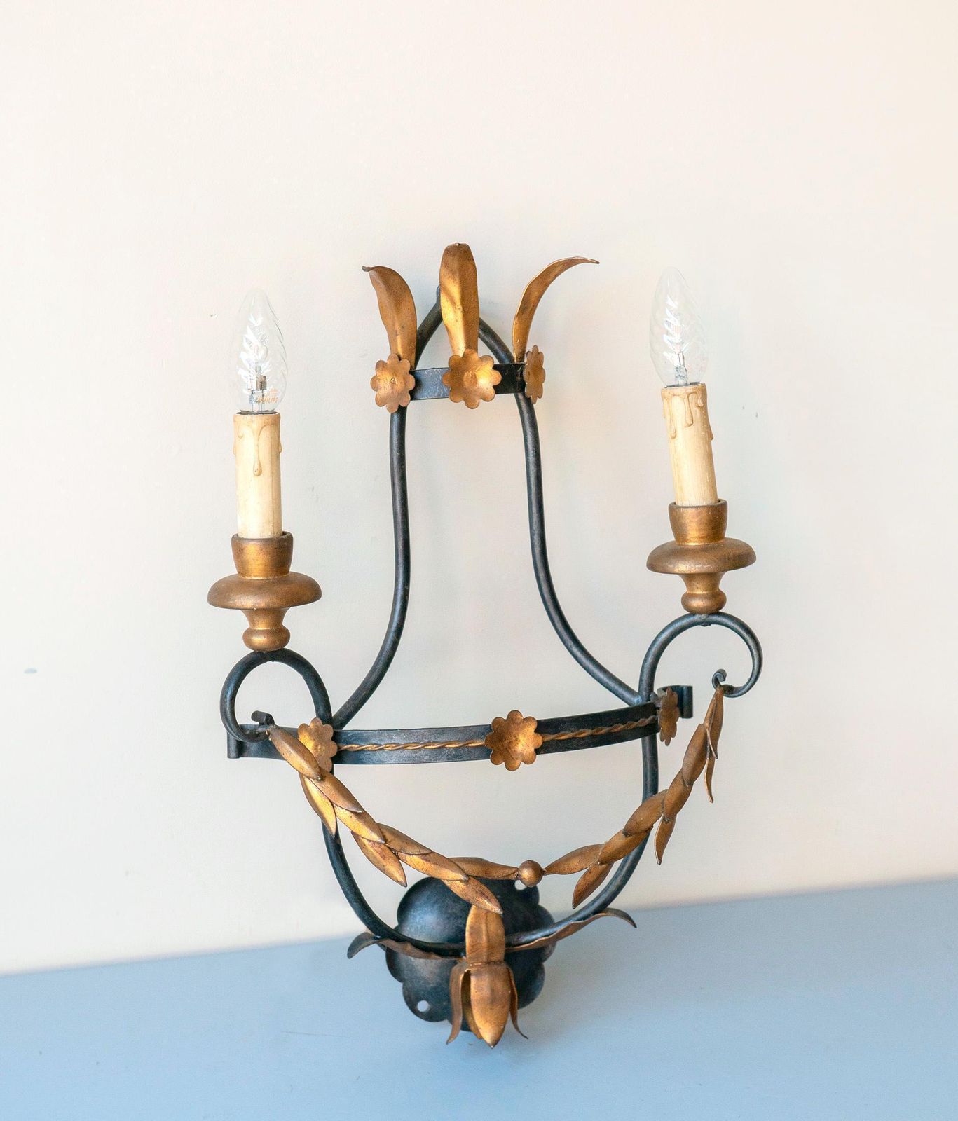 Florentine Wall Sconce 1960s   Vintage Italian Florence Giltwood Tole Light   Hollywood Regency 2 Arm Wall Lamp photo vintage