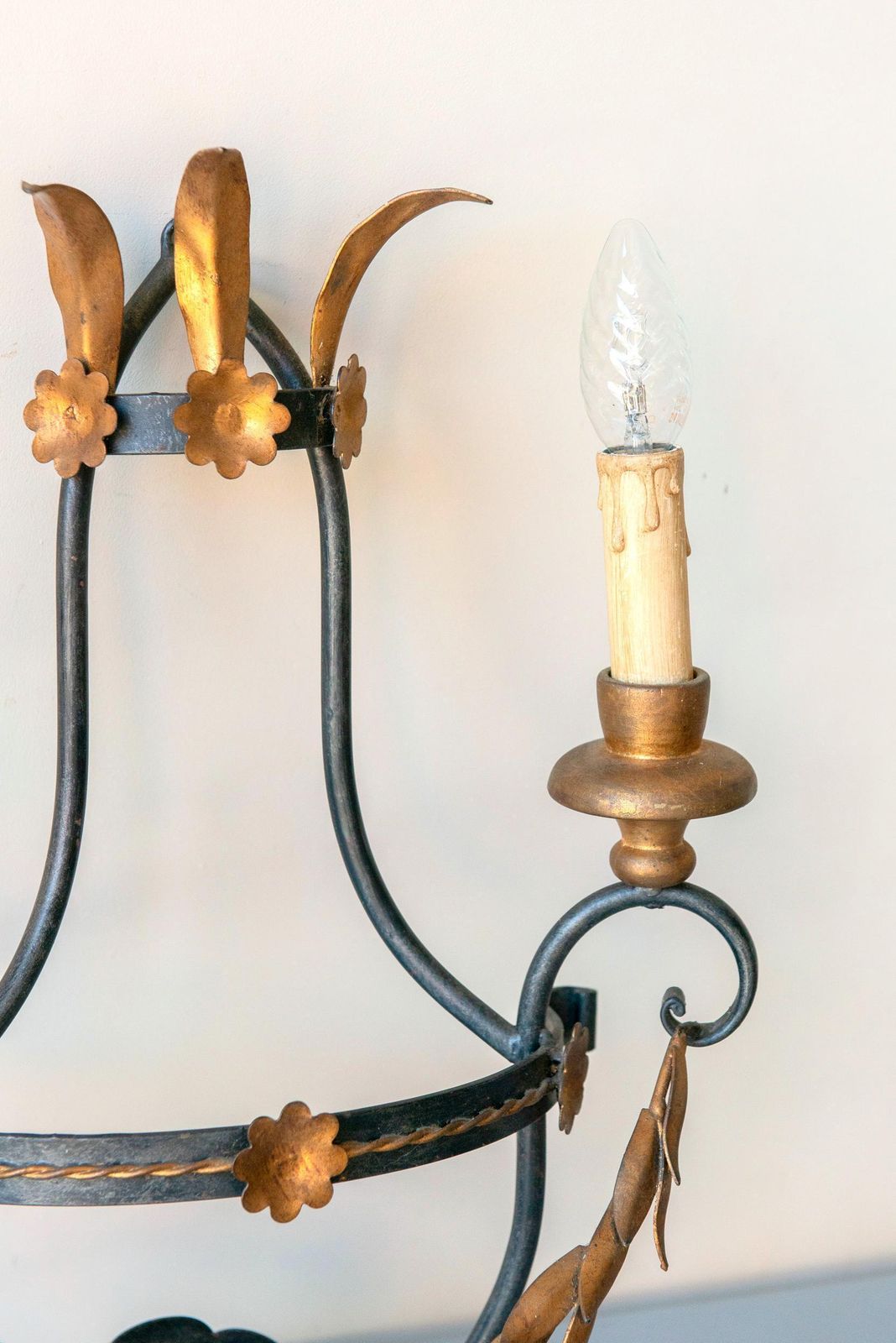 Verlichting Florentijnse Wandlamp Jaren 1960 | Vintage Italiaanse Florence Verguld Hout En Tole Lamp | Hollywood Regency 2 Armige Wandlamp photo