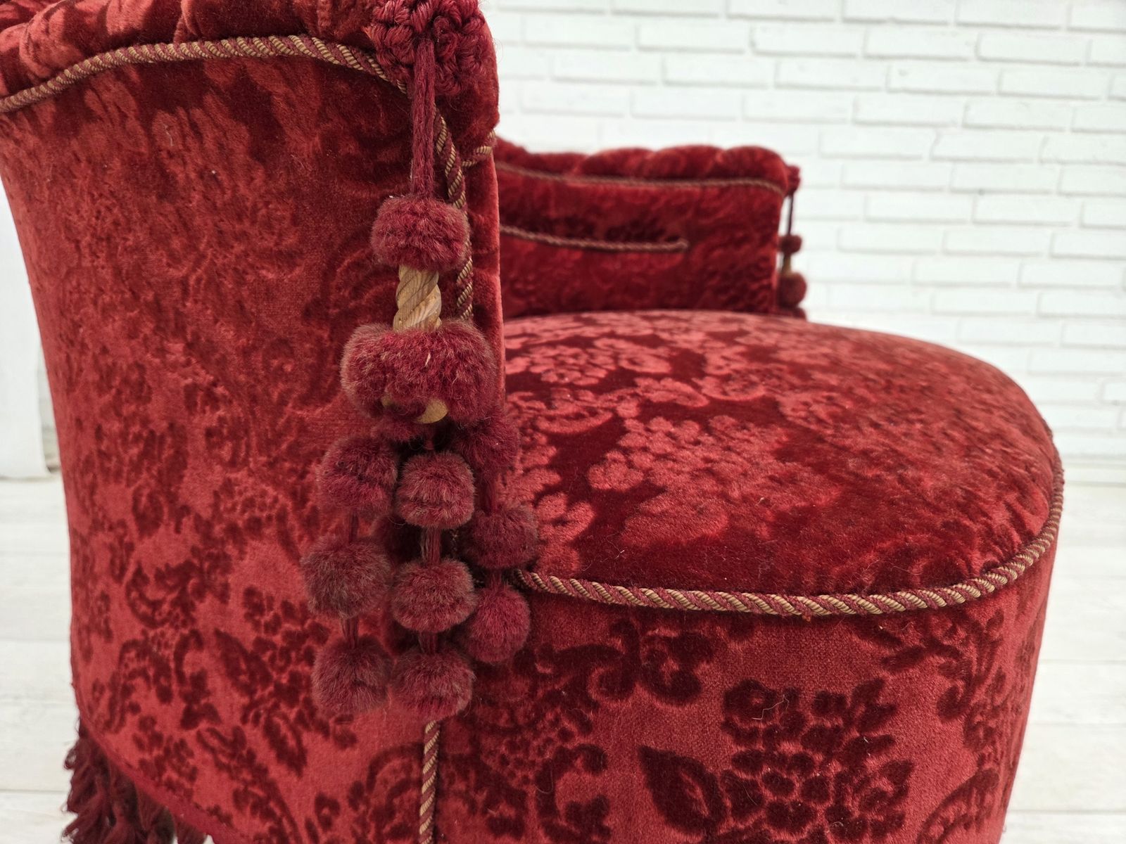 photo furniture Jaren 1950, Deense Fauteuil, Meubelvelours, Beukenhouten Poten.