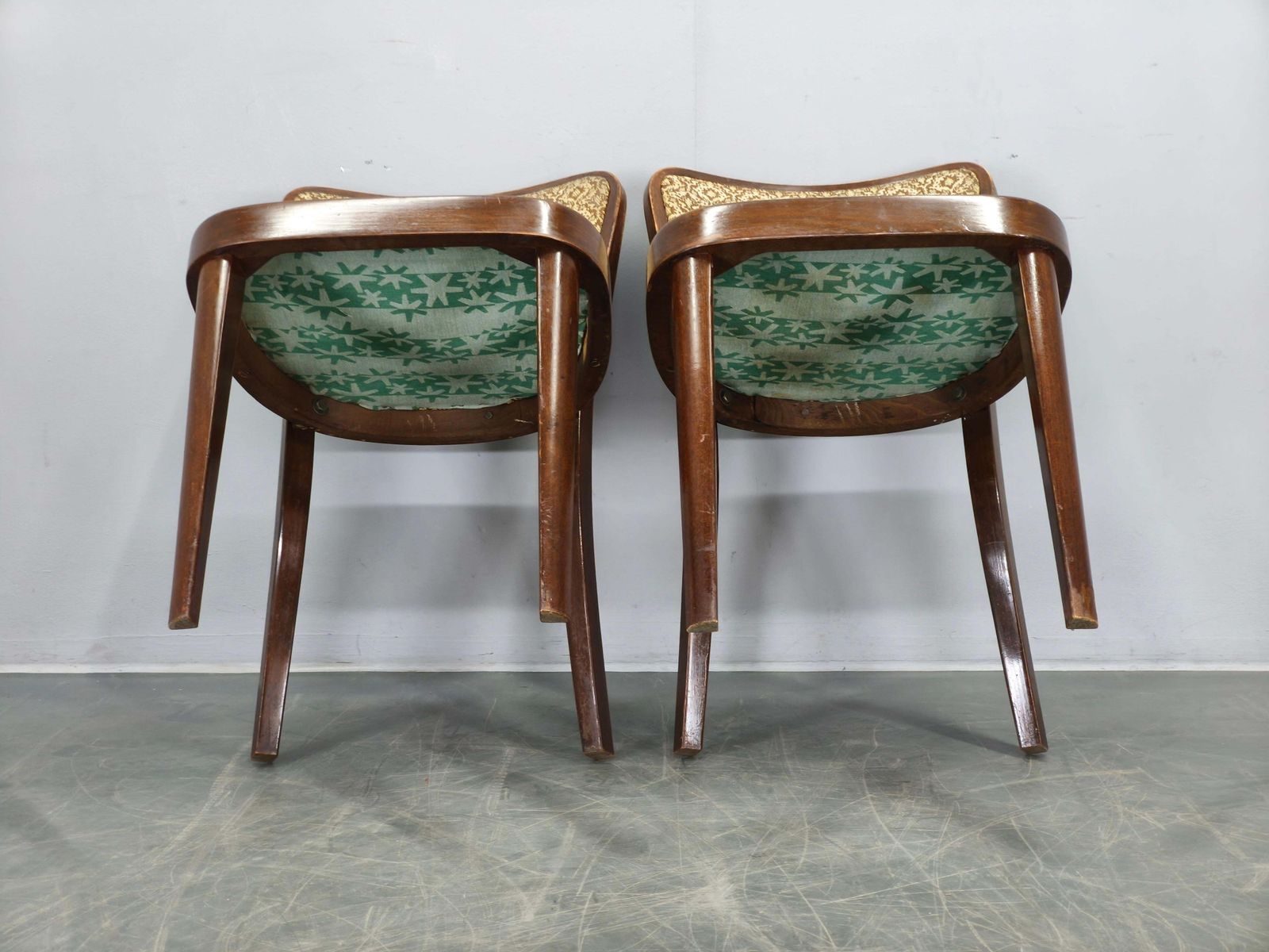 photo vintage Set Of Four Dining Chairs Produced By Thonet In Czechoslovakia During The 1940s.
