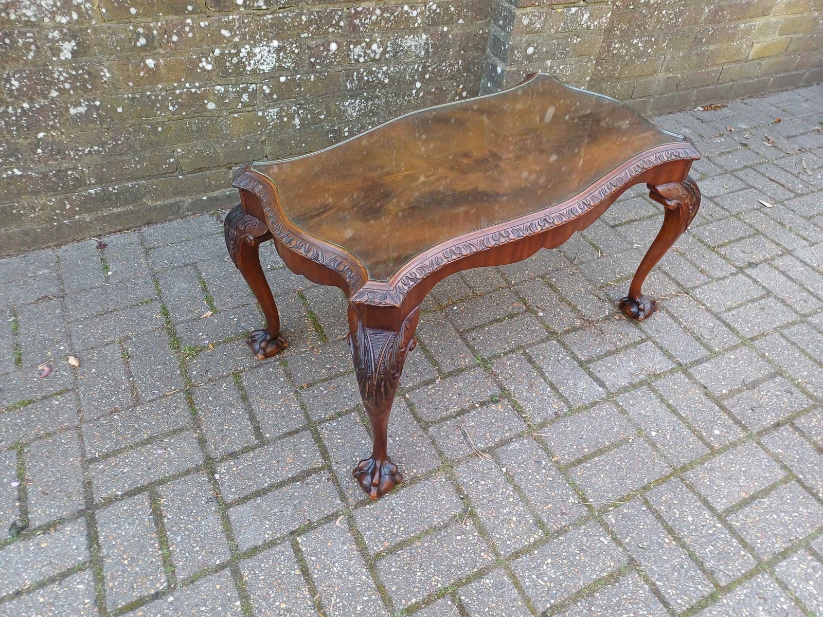 photo vinterior High Quality Antique Solid Mahogany Vintage Coffee Table Cabriole Legs Ball And Claw Feet Walnut Veneer And Glass Top