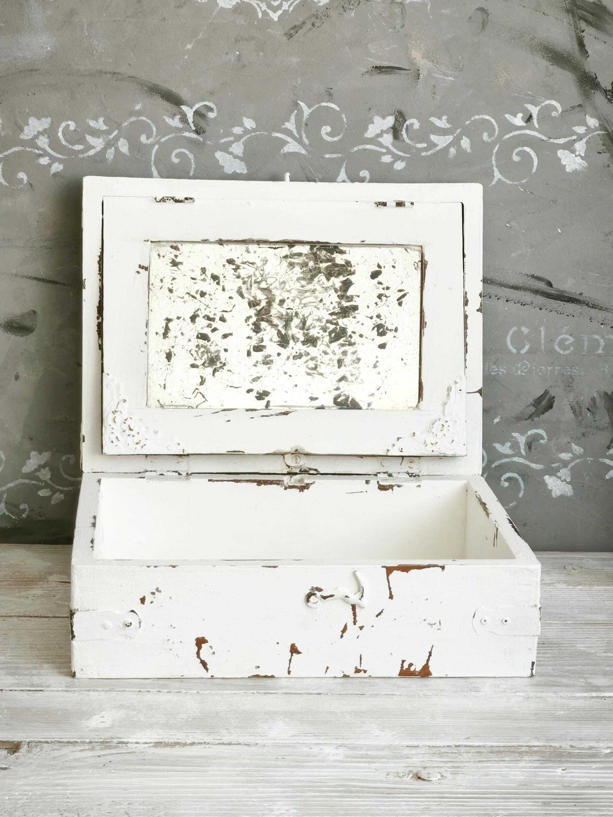 Antieke houten doos met spiegel, wit geschilderd photo buy