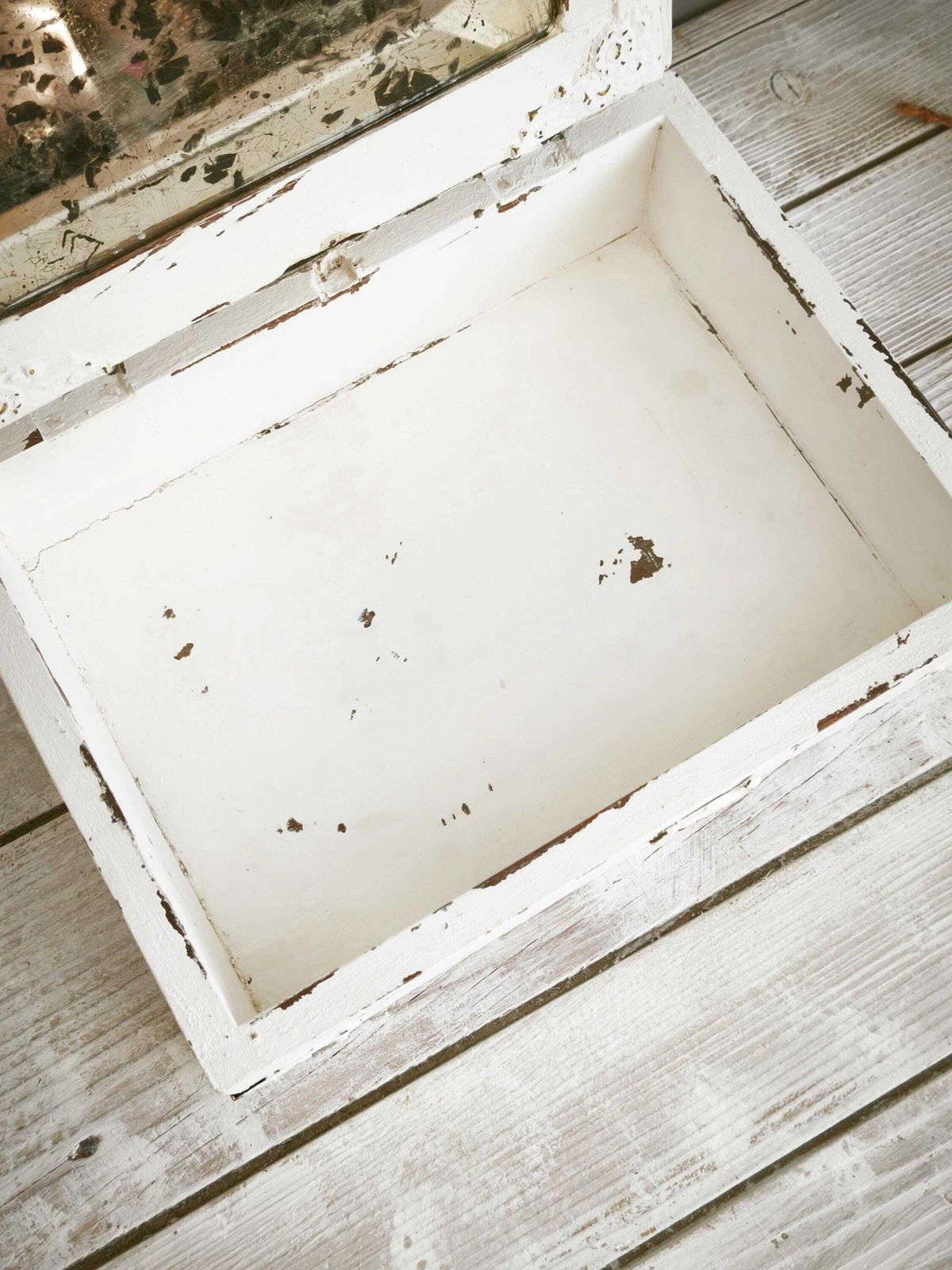 Antieke houten doos met spiegel, wit geschilderd photo vintage