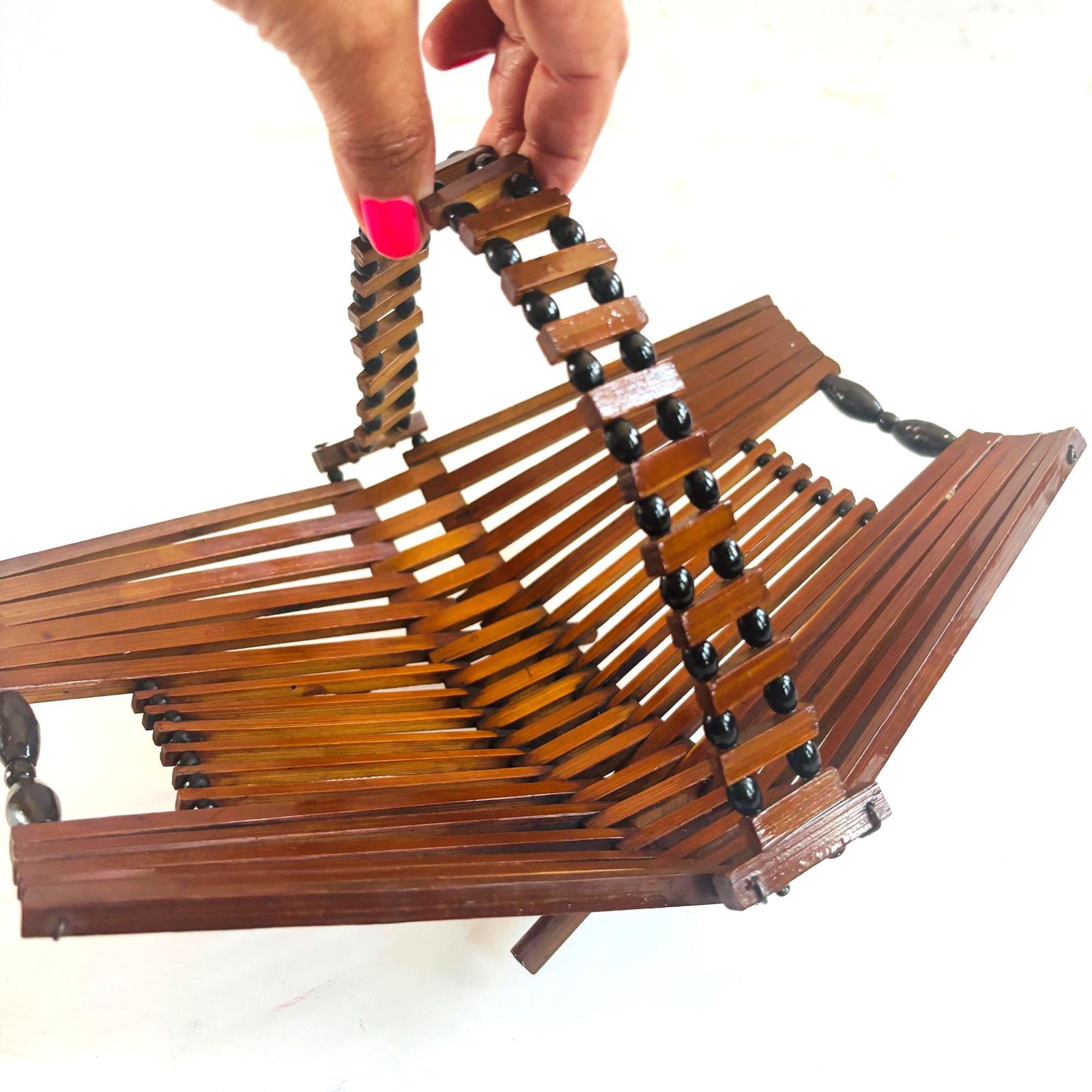 Panier pliant mid-century scandinave en bois et perles, organiseur laine et bibelots photo buy