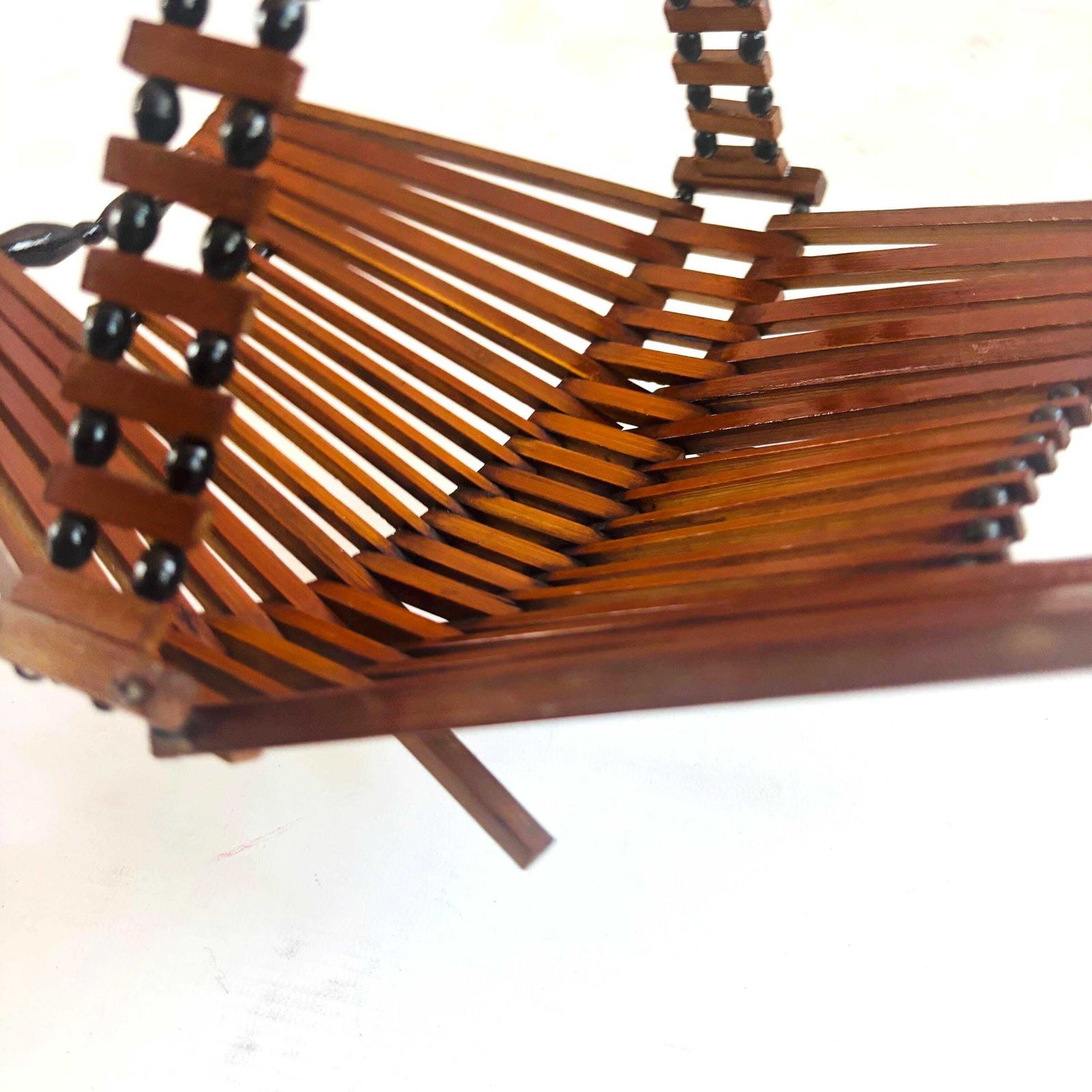 photo furniture Panier pliant mid-century scandinave en bois et perles, organiseur laine et bibelots