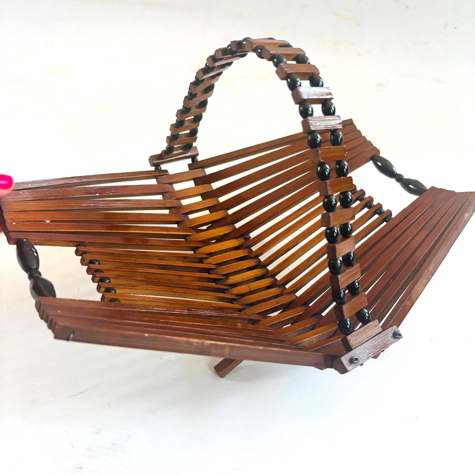 photo for sale Mid-Century Scandinavische houten kralen fruitmandje, opvouwbaar, voor wol en accessoires