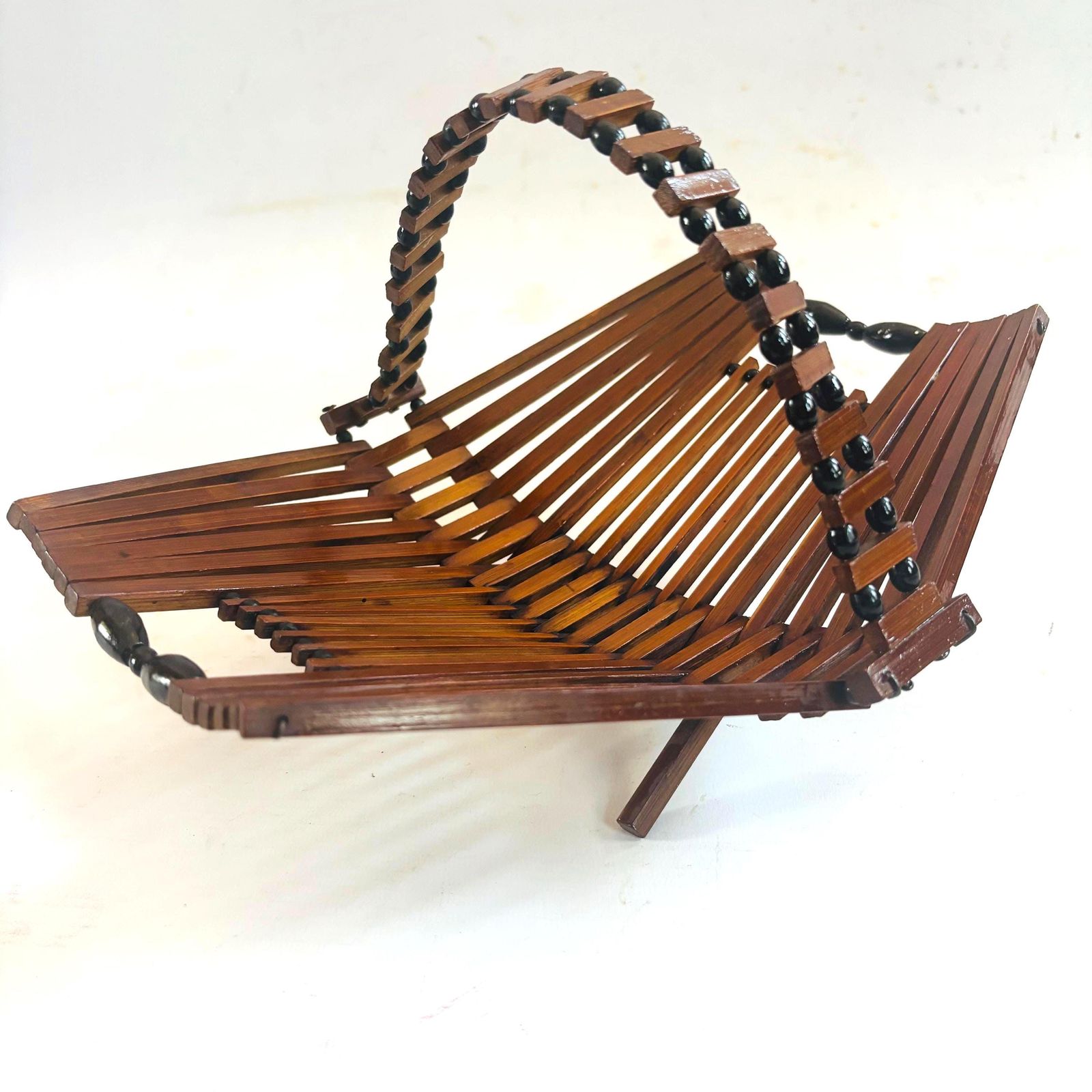 74.0 Panier pliant mid-century scandinave en bois et perles, organiseur laine et bibelots photo