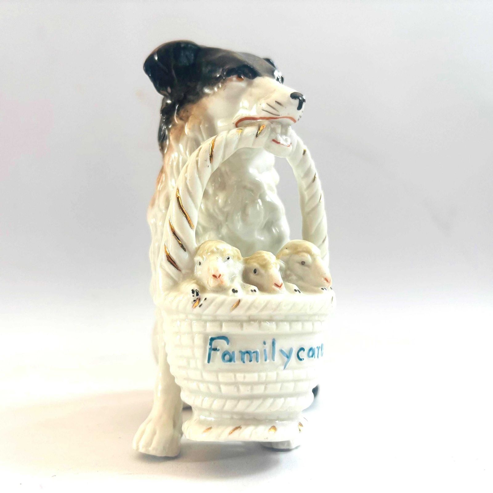 Figurine en porcelaine de style Staffordshire, chien de berger et agneaux « Family Cares » photo furniture