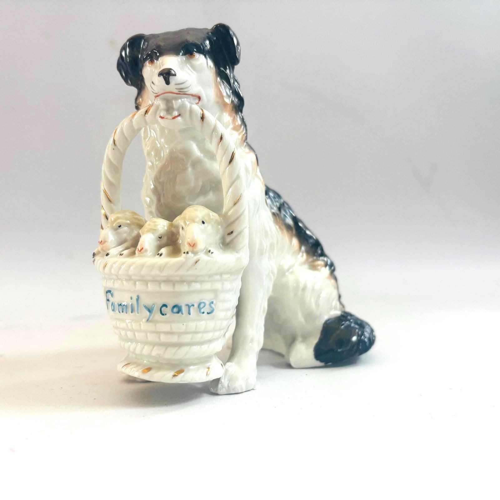 Figurine en porcelaine de style Staffordshire, chien de berger et agneaux « Family Cares » photo buy
