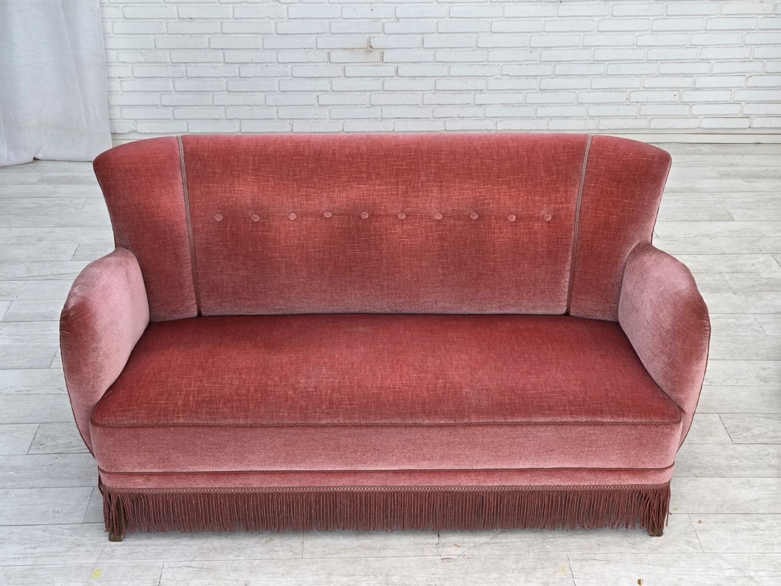 Deens 2 Zitsbank, Jaren 1970, Zalm Roze Meubelvelours, Eikenhout. photo for sale