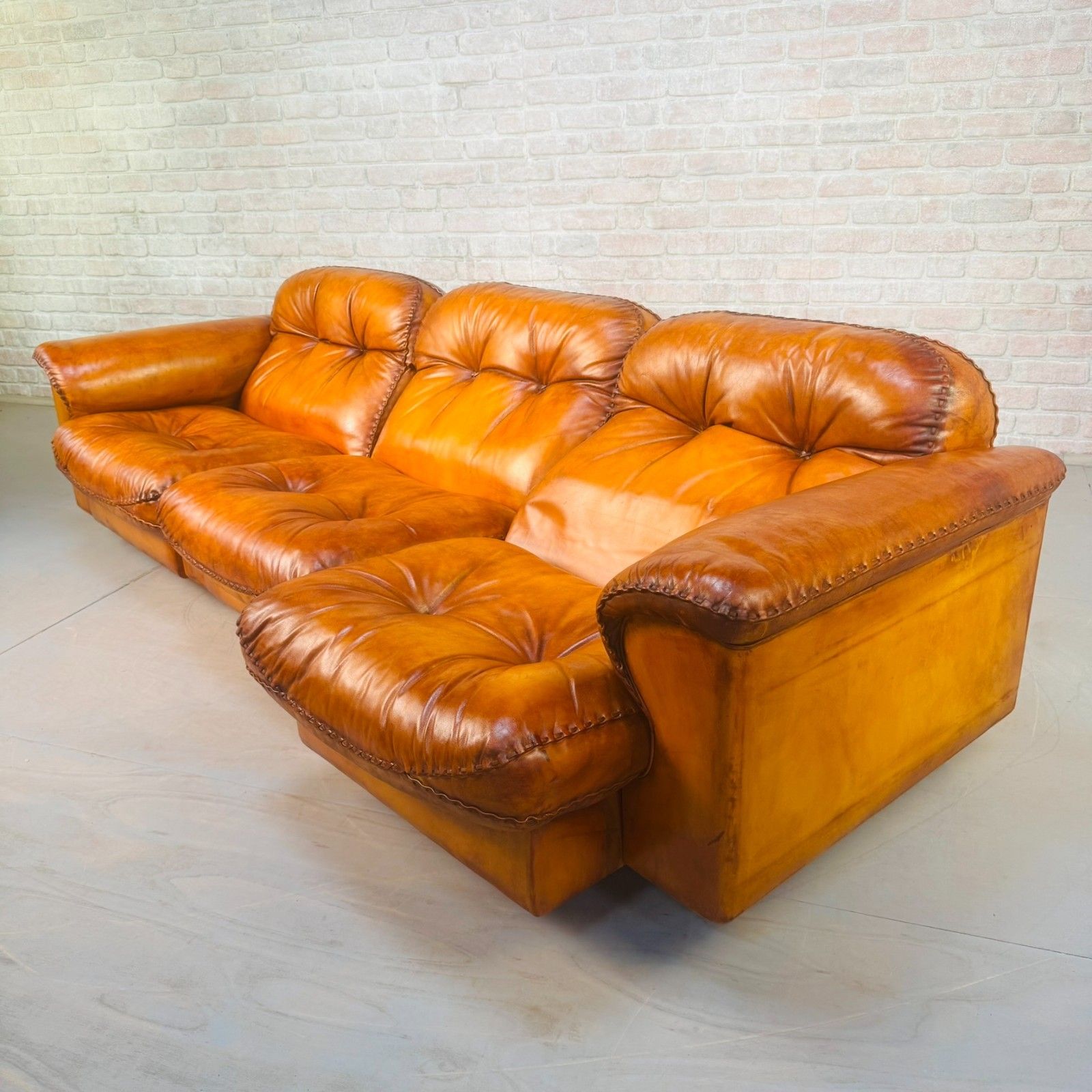 photo furniture 1970s Swiss De Sede Ds 101 Tan Leather Three Seater & Armchair Suite