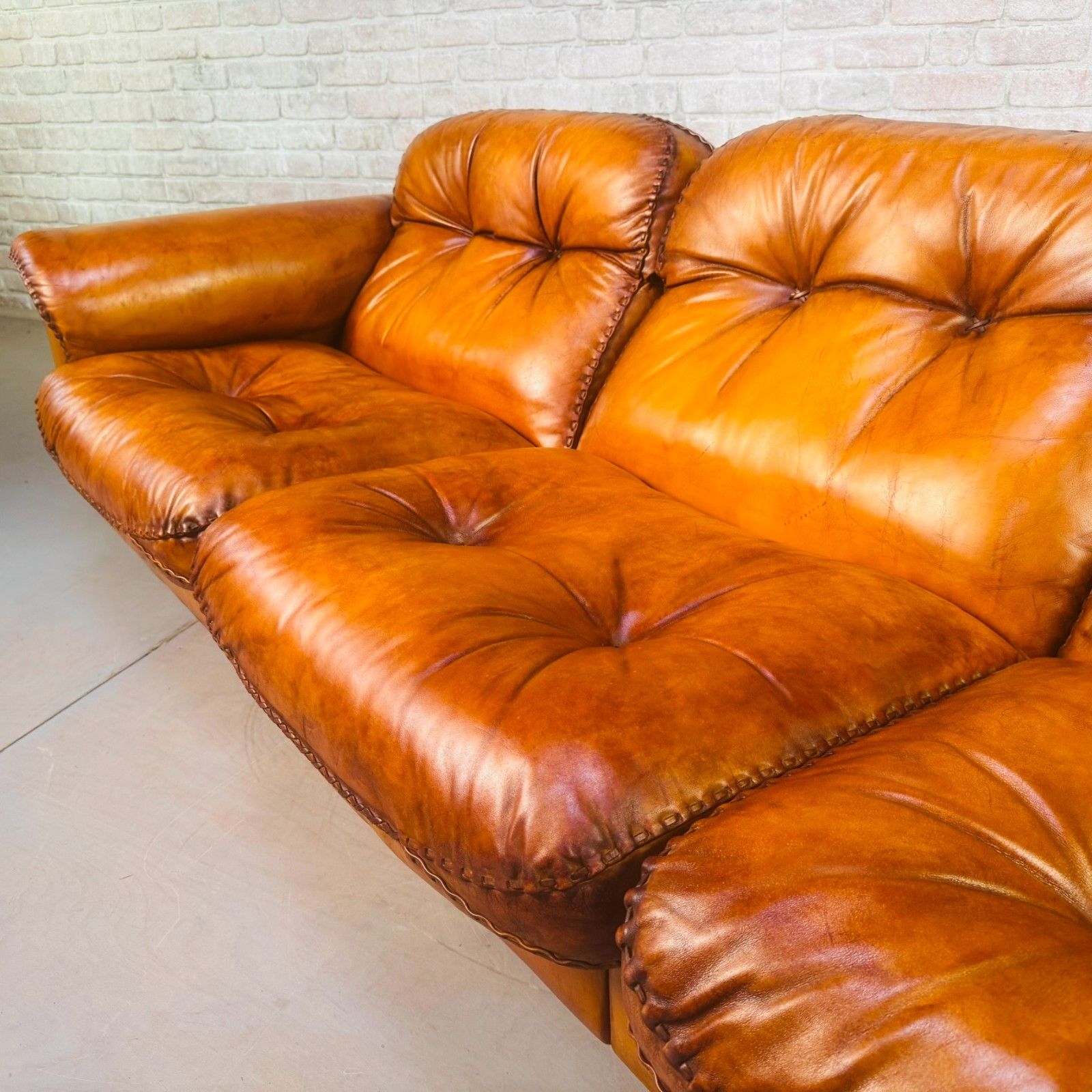 photo vinterior 1970s Swiss De Sede Ds 101 Tan Leather Three Seater & Armchair Suite
