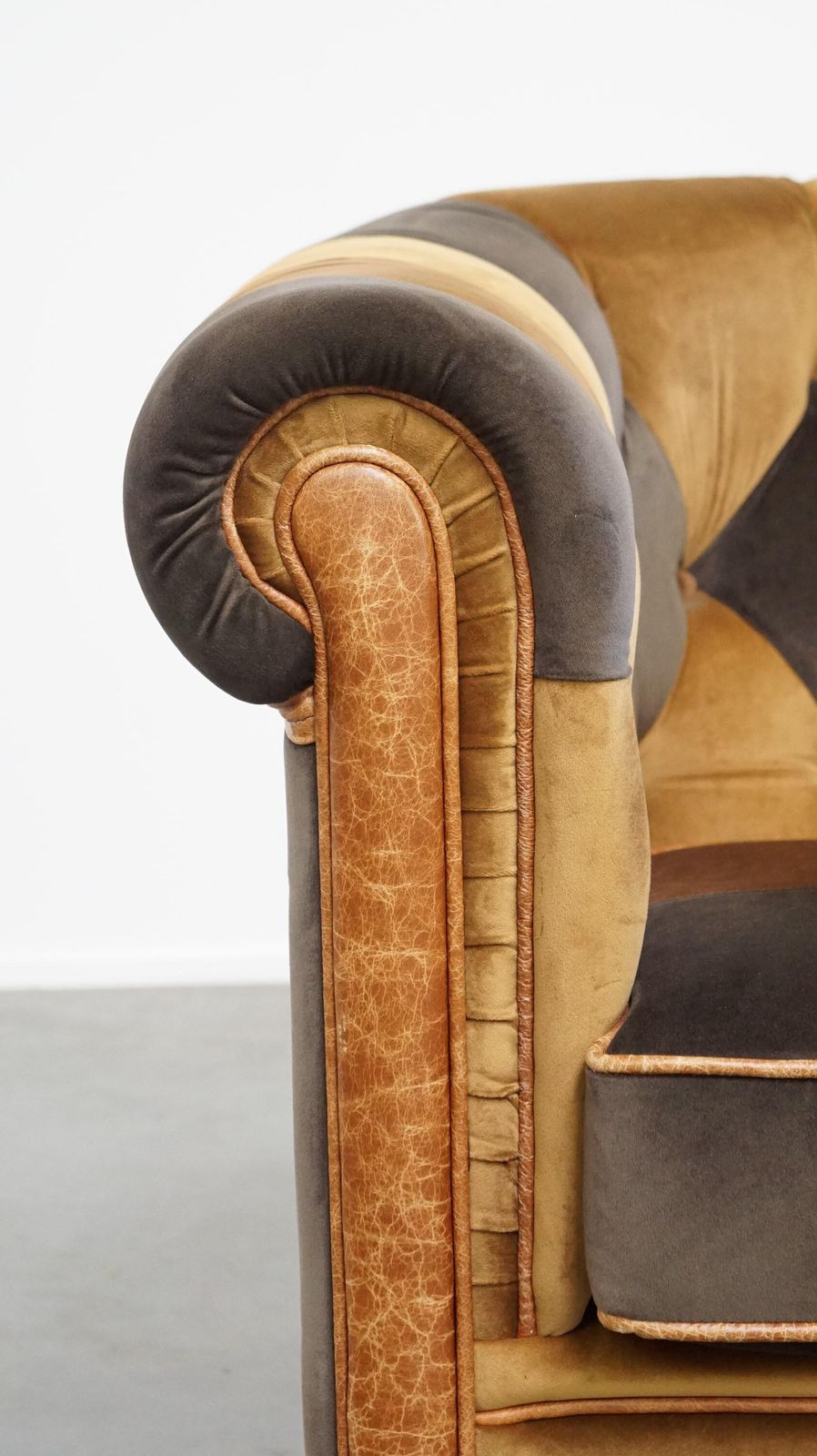 photo furniture Unieke Engelse Stijl Patchwork Chesterfield Club Fauteuil In Zeer Goede Staat