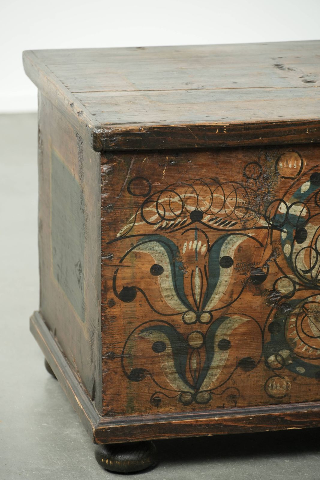photo vinterior Subtle And Decorative Hand Painted Antique Austrian Bridal Chest With Character
