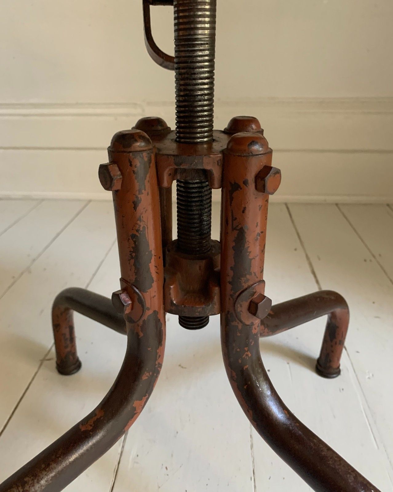 photo vinterior Vintage Industrial Machinist's / Factory / Dentist Chair Red Vinyl