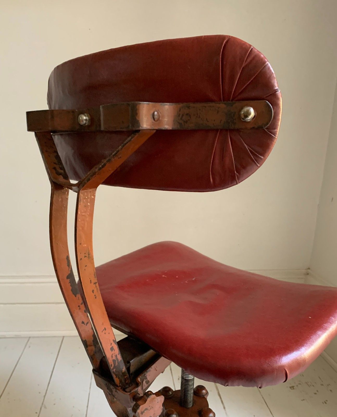 photo vintage Vintage Industrial Machinist's / Factory / Dentist Chair Red Vinyl