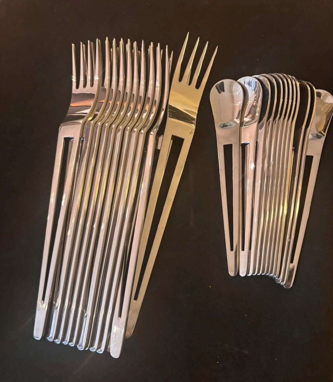photo vintage Flatware Set For 12 Stainless Steel Design Cutlery Modernist Design Post Modern Aztec Cutlery Set From Herdmar Made In Portugal Wedding Gift