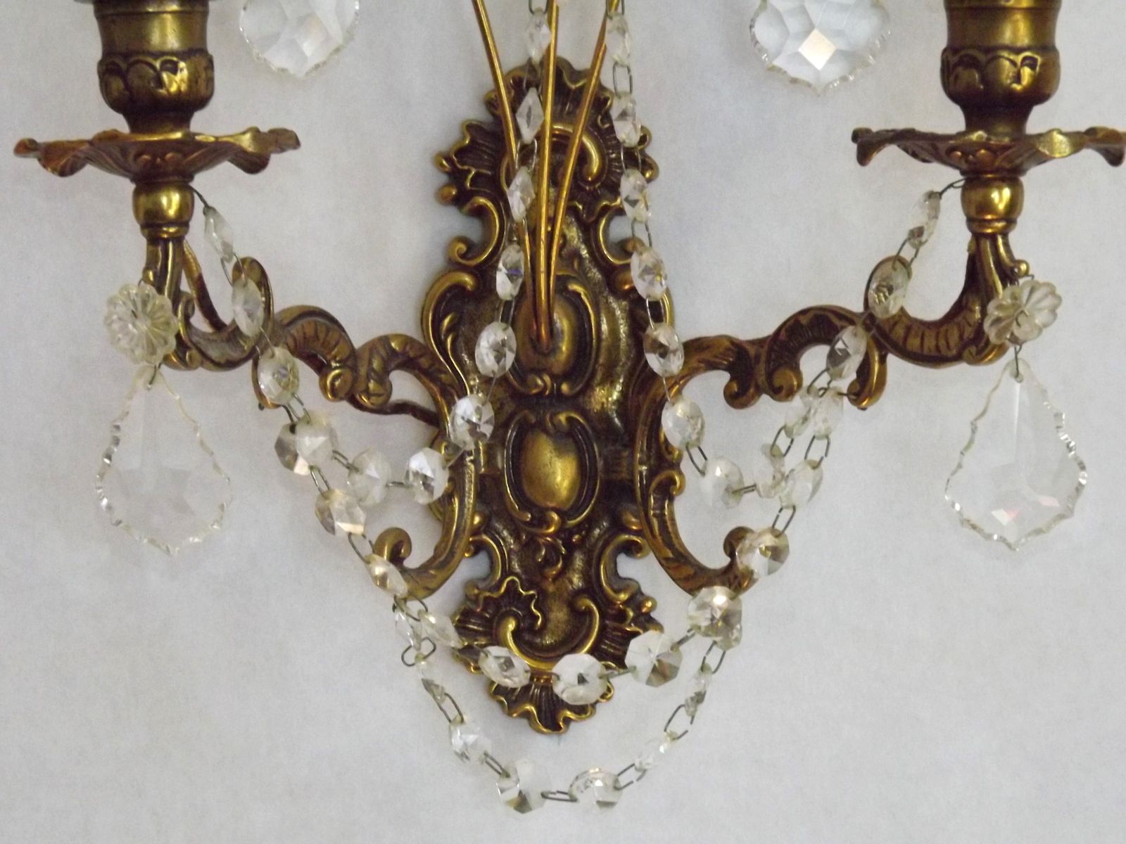 Paire d'appliques murales baroques françaises doubles en bronze et cristal, guirlandes de perles de verre photo for sale