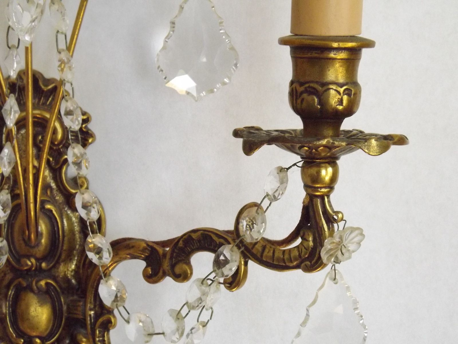 Paire d'appliques murales baroques françaises doubles en bronze et cristal, guirlandes de perles de verre photo vintage