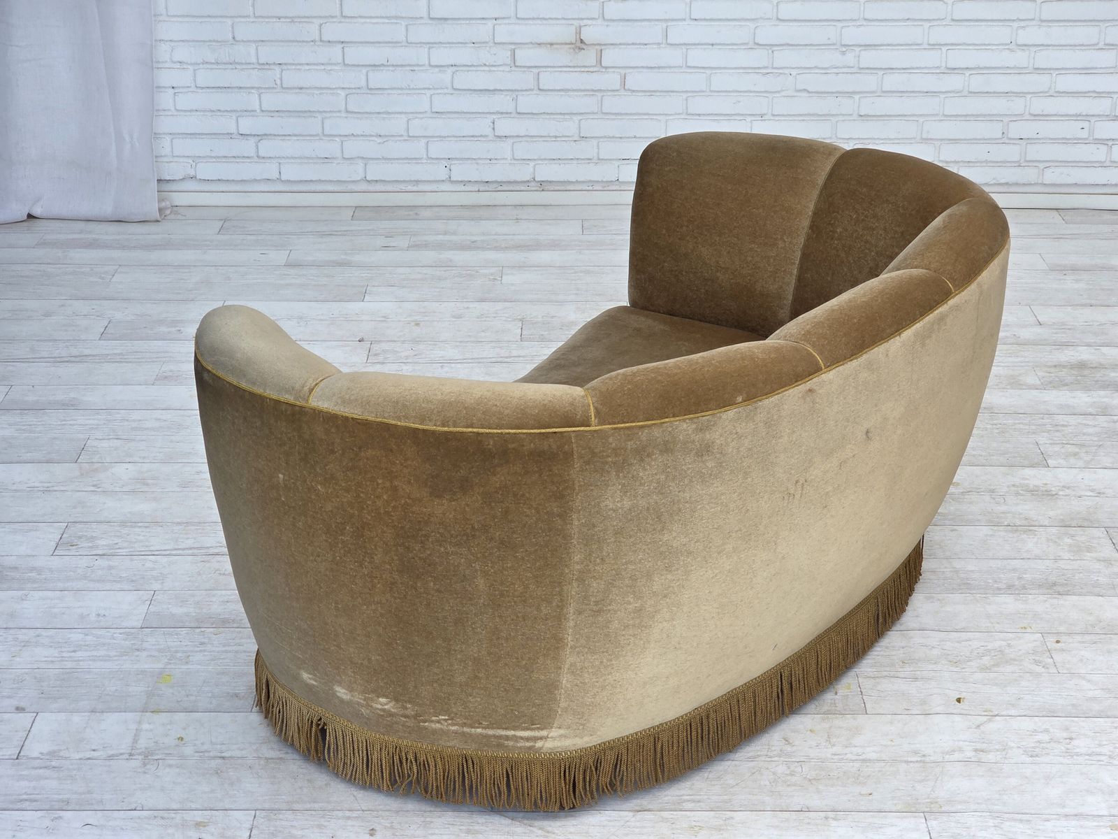 photo vintage 1960s, Danish "Banana" 2 Seater Sofa, Green Furniture Velour, Oak Wood.