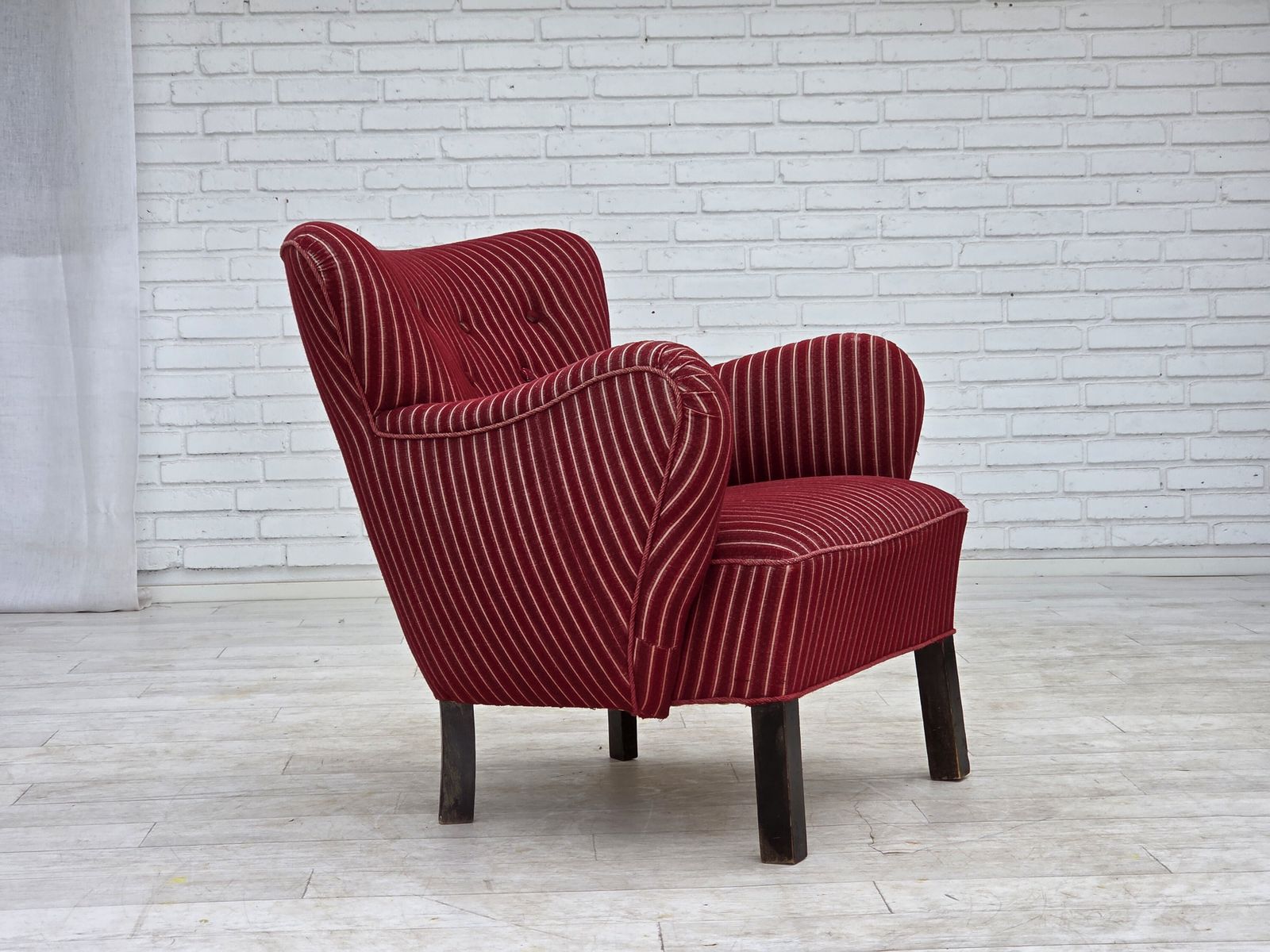 Ca. Jaren 1960, Deense Fauteuil, Rood Gestreept Meubelwol, Eikenhouten Poten. photo furniture