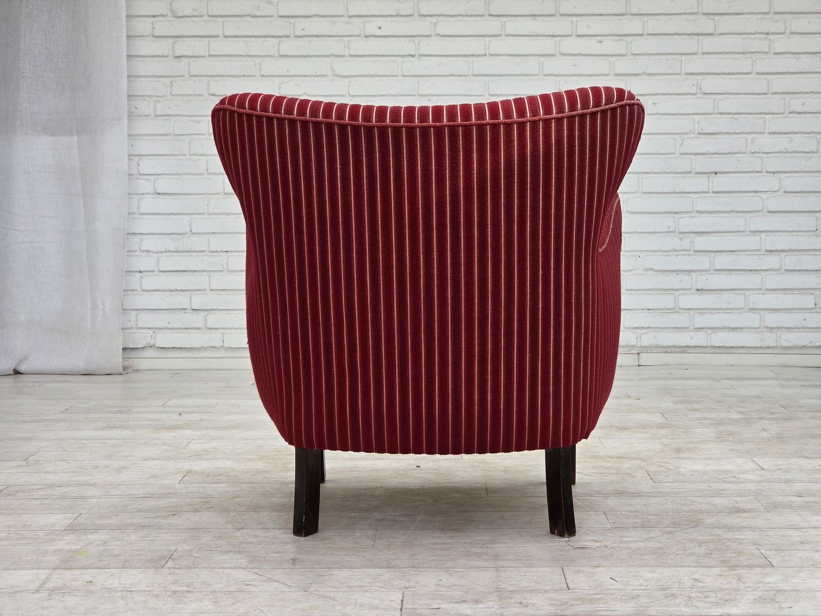photo for sale Ca. Jaren 1960, Deense Fauteuil, Rood Gestreept Meubelwol, Eikenhouten Poten.