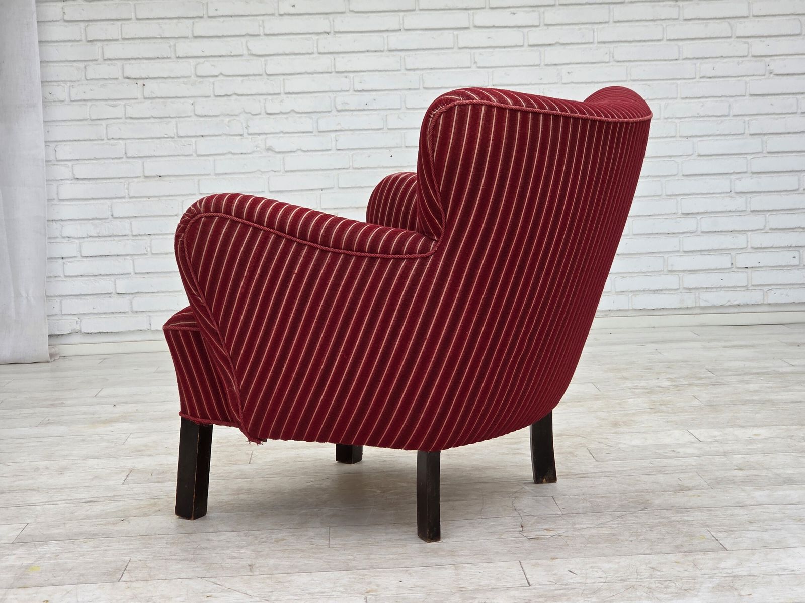 Meubels Ca. Jaren 1960, Deense Fauteuil, Rood Gestreept Meubelwol, Eikenhouten Poten. photo