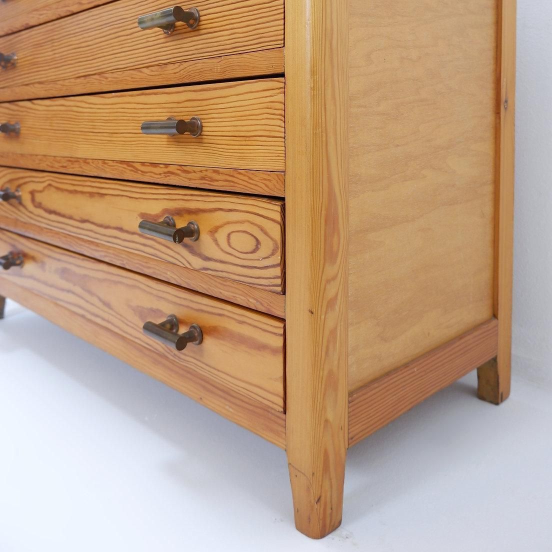 Vintage 5 Drawer Chest Of Drawers With Brass Handles photo vinterior
