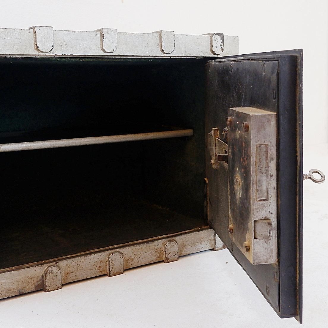 photo furniture 20th Century Antique Cast Iron Safe, Industrial Style, 50x33cm